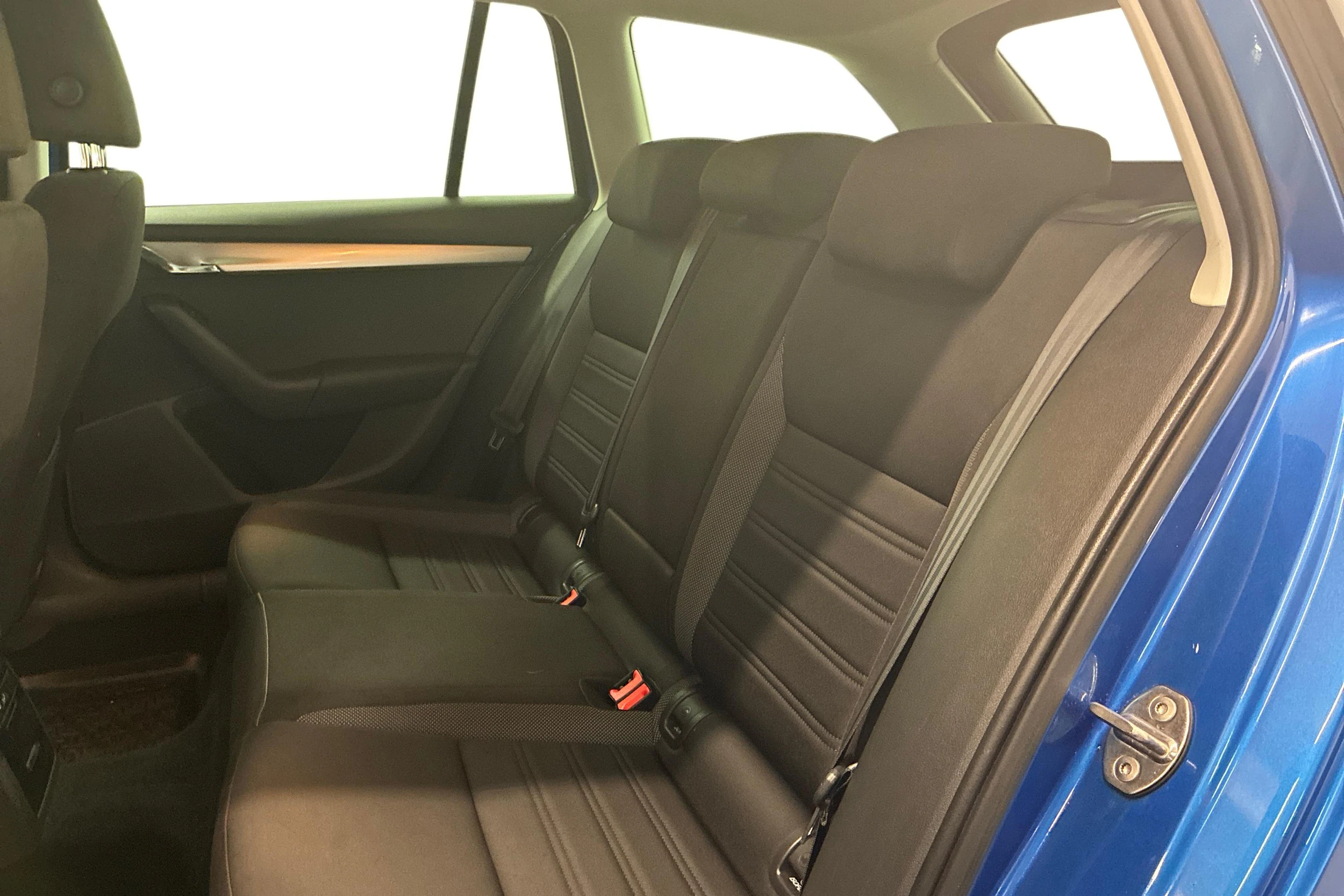 sininen Skoda Octavia 2020 kuva 8.