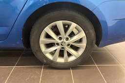 sininen Skoda Octavia 2020 kuva 10.