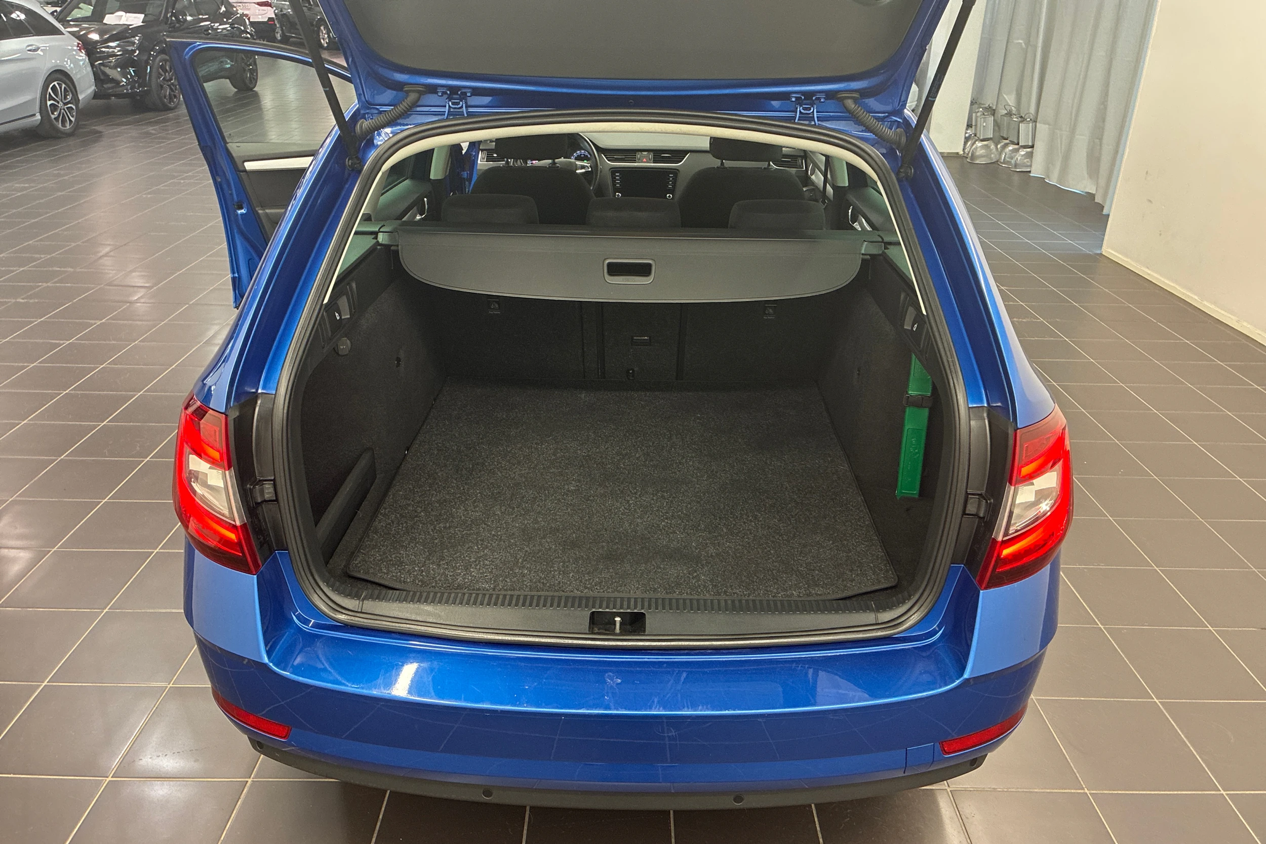 sininen Skoda Octavia 2020 kuva 11.