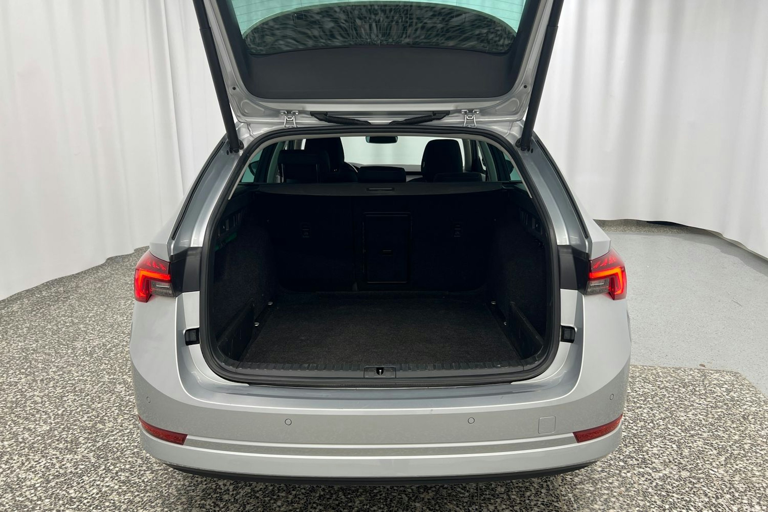 harmaa Skoda Octavia 2020 kuva 28.