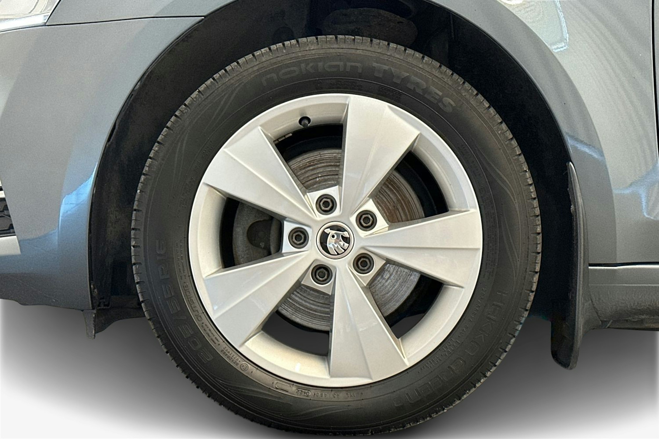 harmaa Skoda Octavia 2020 kuva 11.