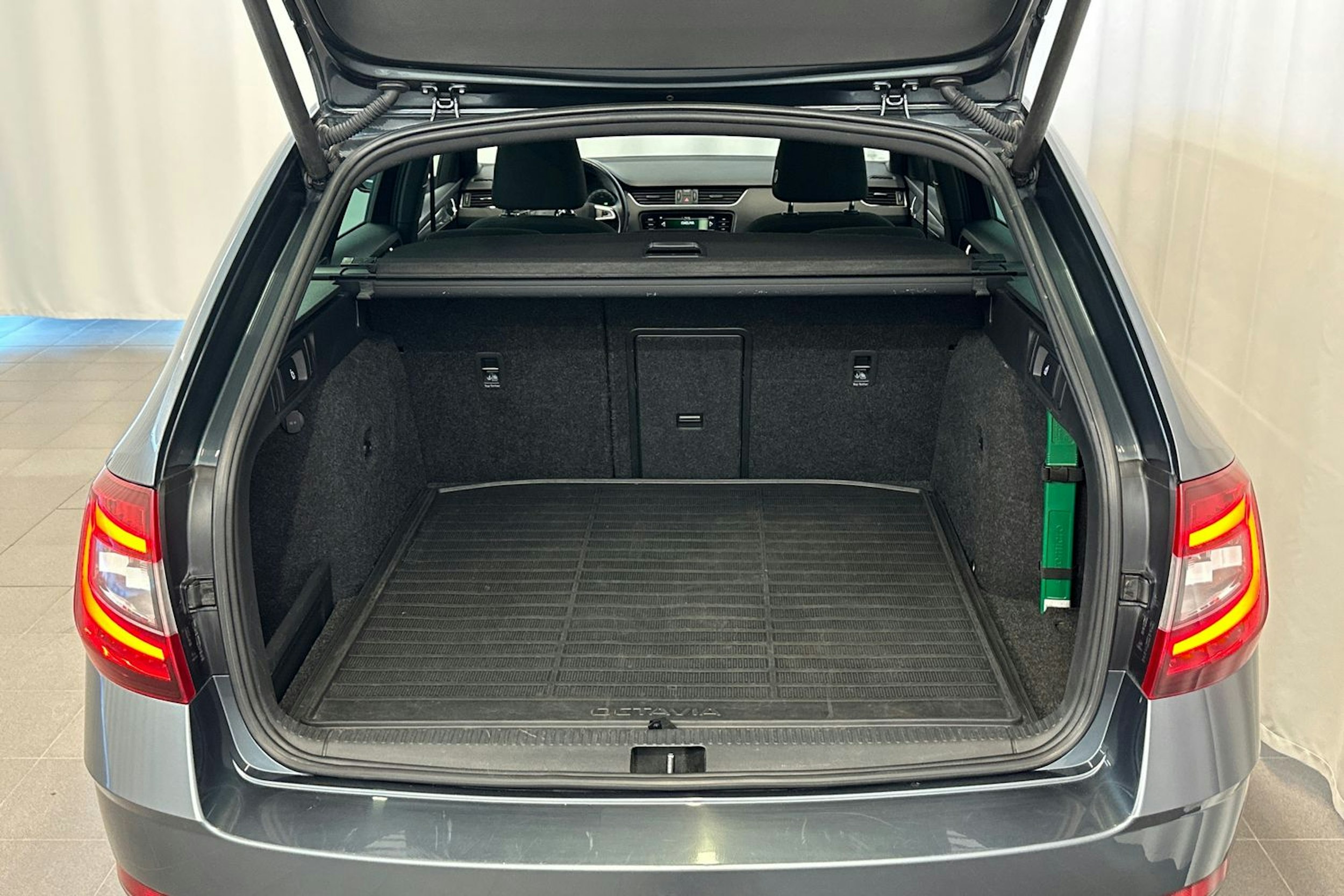 harmaa Skoda Octavia 2020 kuva 15.