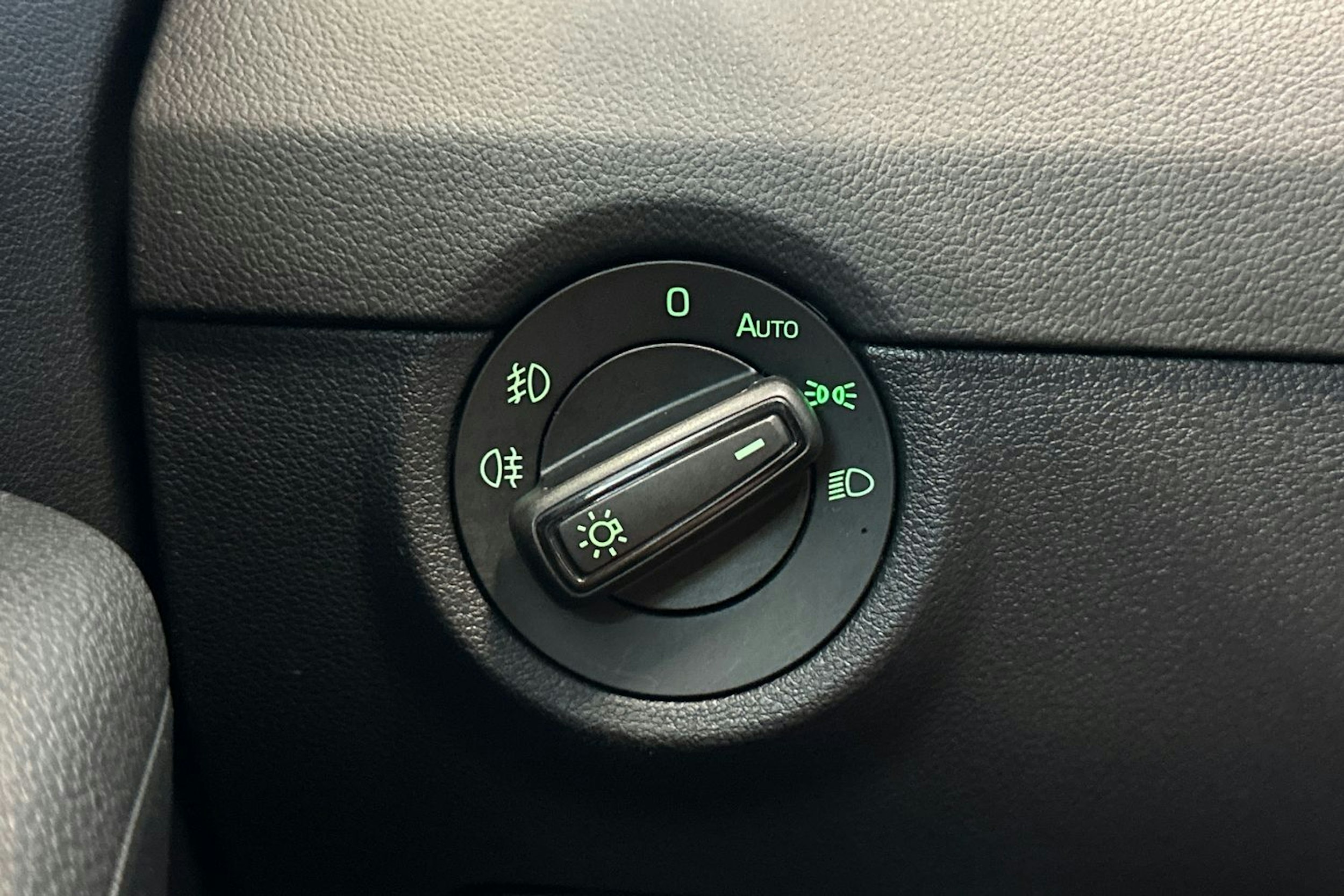 harmaa Skoda Octavia 2020 kuva 18.