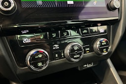 harmaa Skoda Octavia 2020 kuva 24.