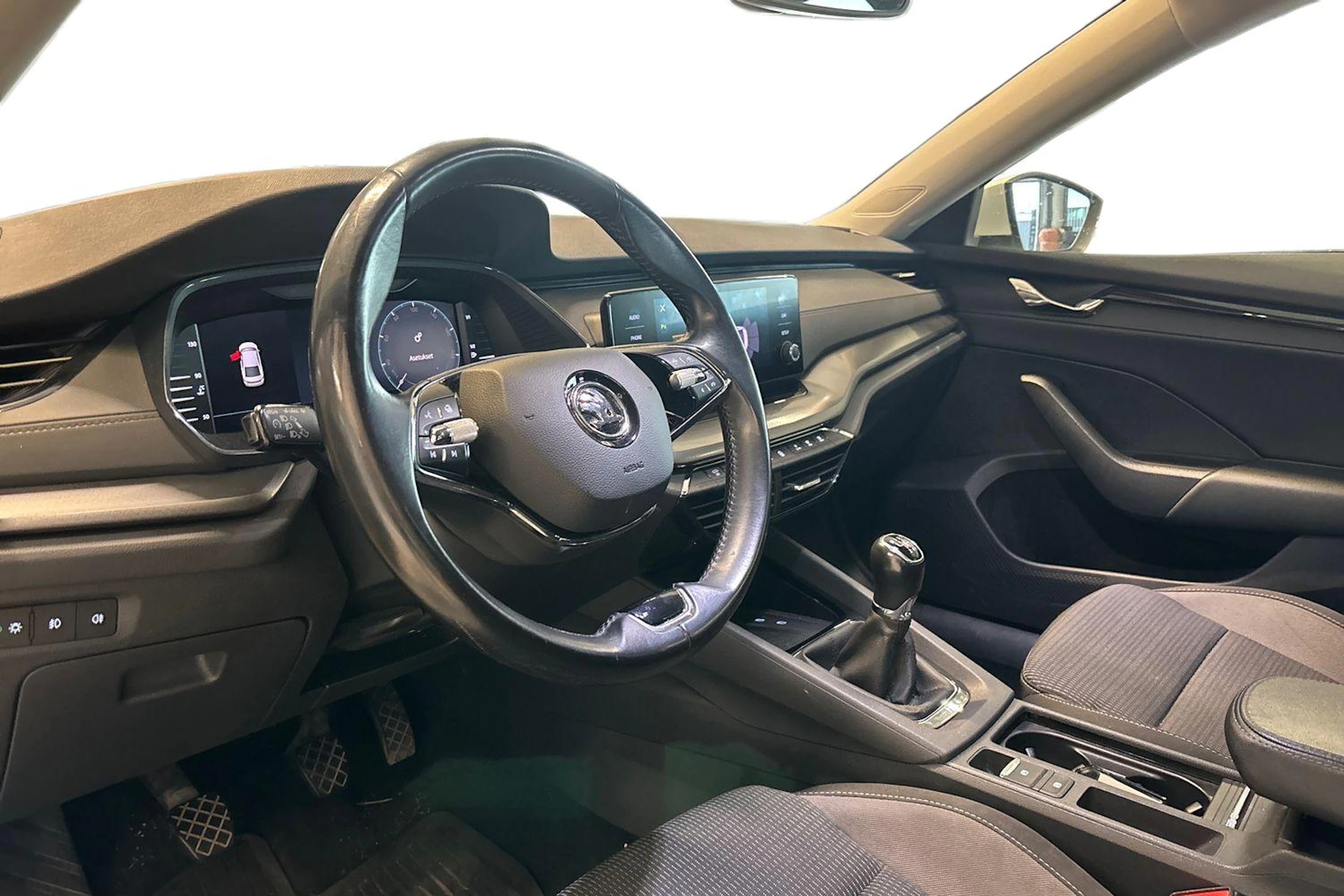 valkoinen Skoda Octavia 2020 kuva 3.
