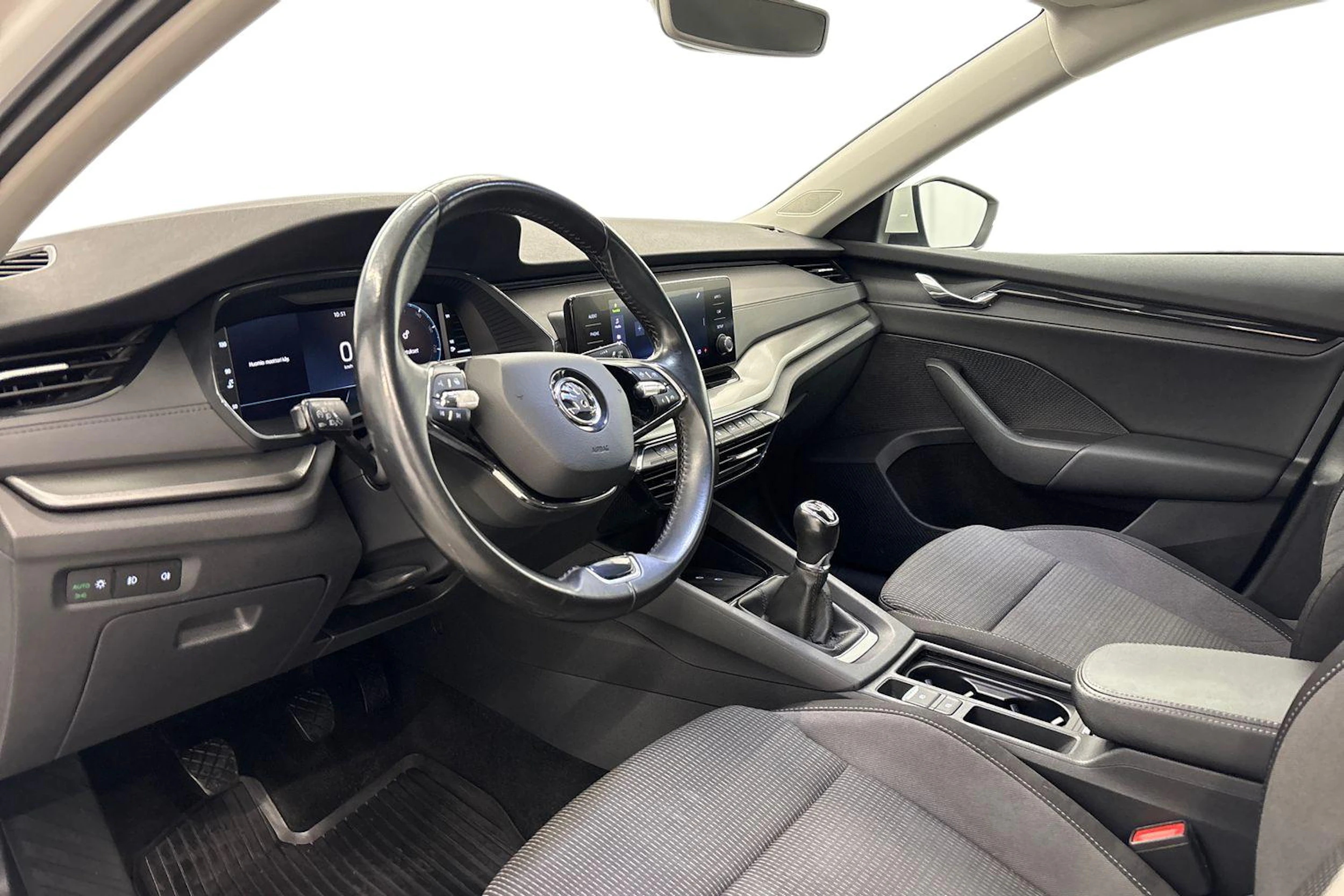 valkoinen Skoda Octavia 2021 kuva 6.