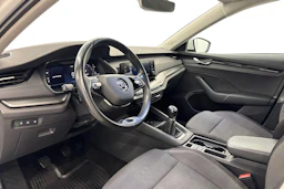 valkoinen Skoda Octavia 2021 kuva 6.