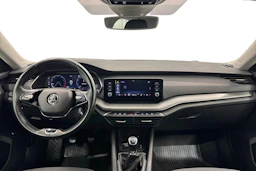 valkoinen Skoda Octavia 2021 kuva 7.