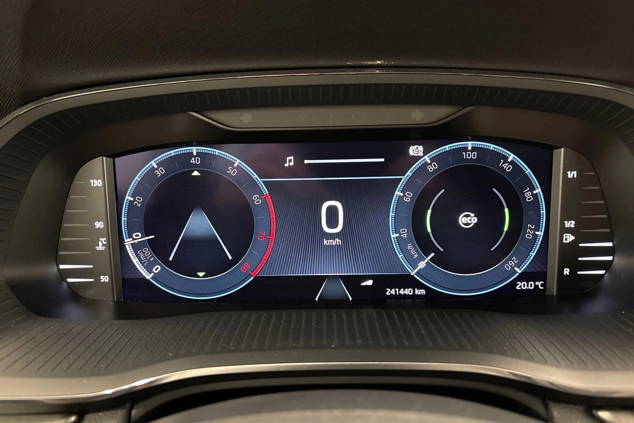 valkoinen Skoda Octavia 2021 kuva 14.