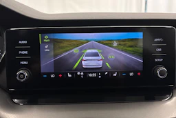 valkoinen Skoda Octavia 2021 kuva 19.