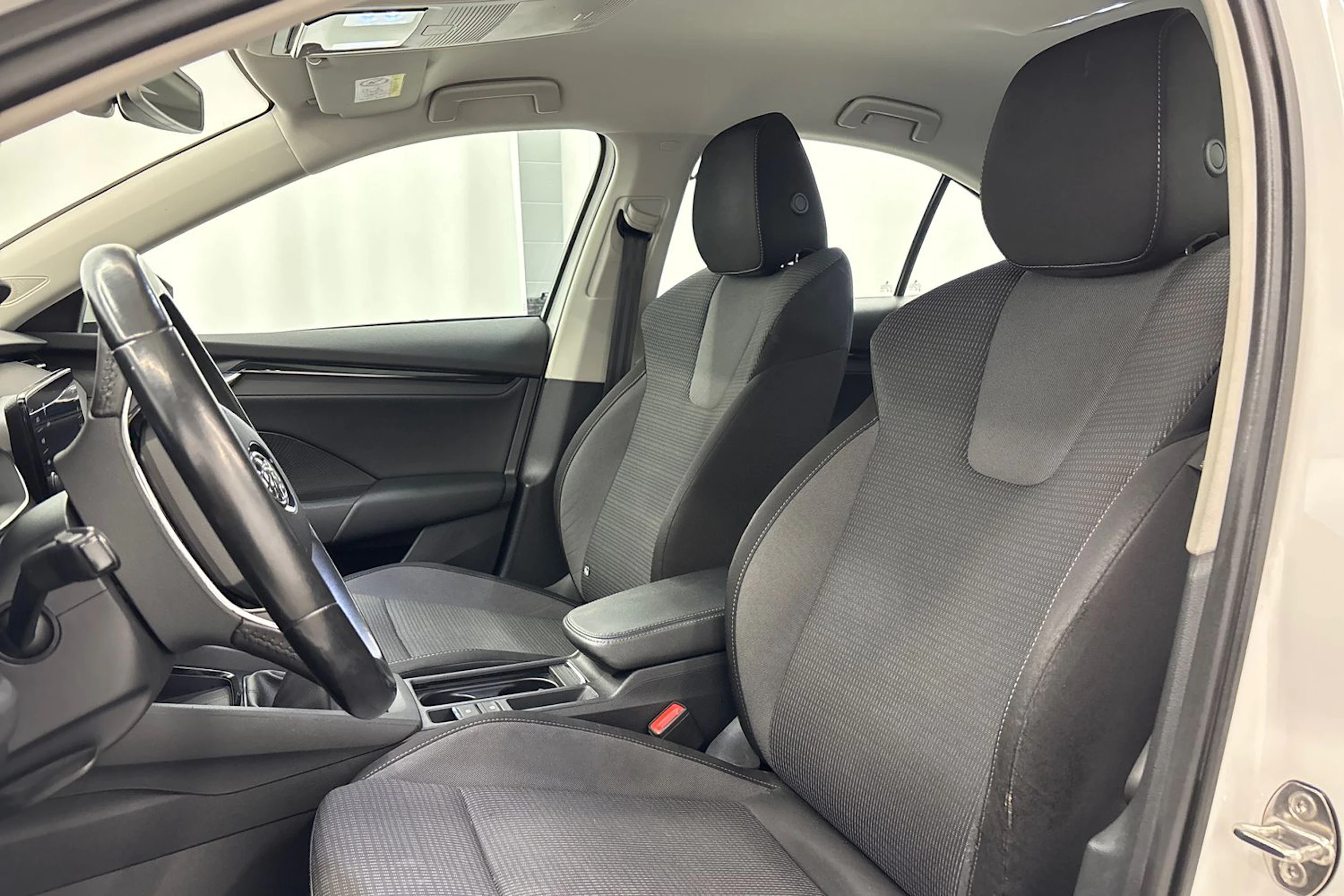 valkoinen Skoda Octavia 2021 kuva 20.