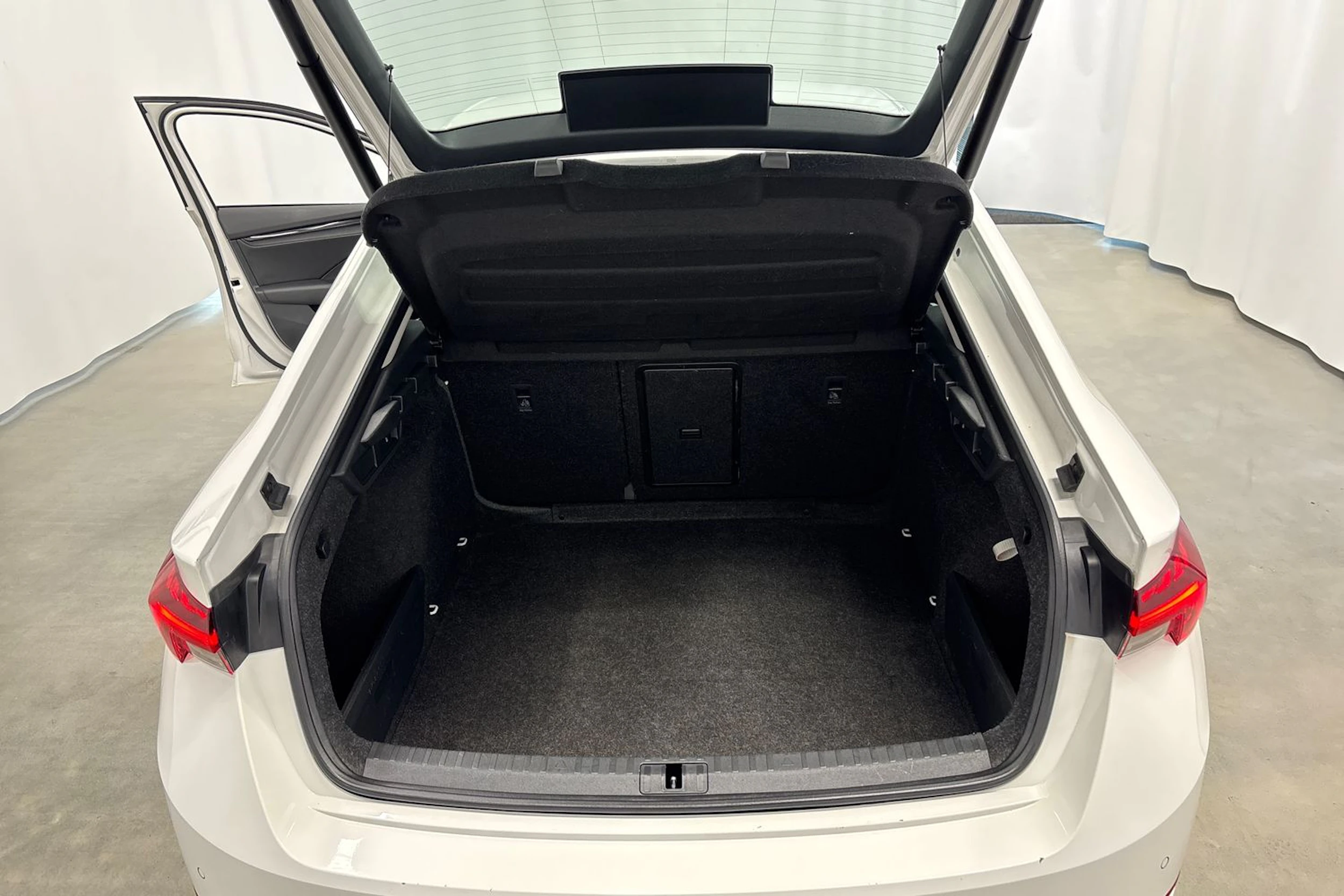 valkoinen Skoda Octavia 2021 kuva 21.