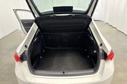 valkoinen Skoda Octavia 2021 kuva 21.