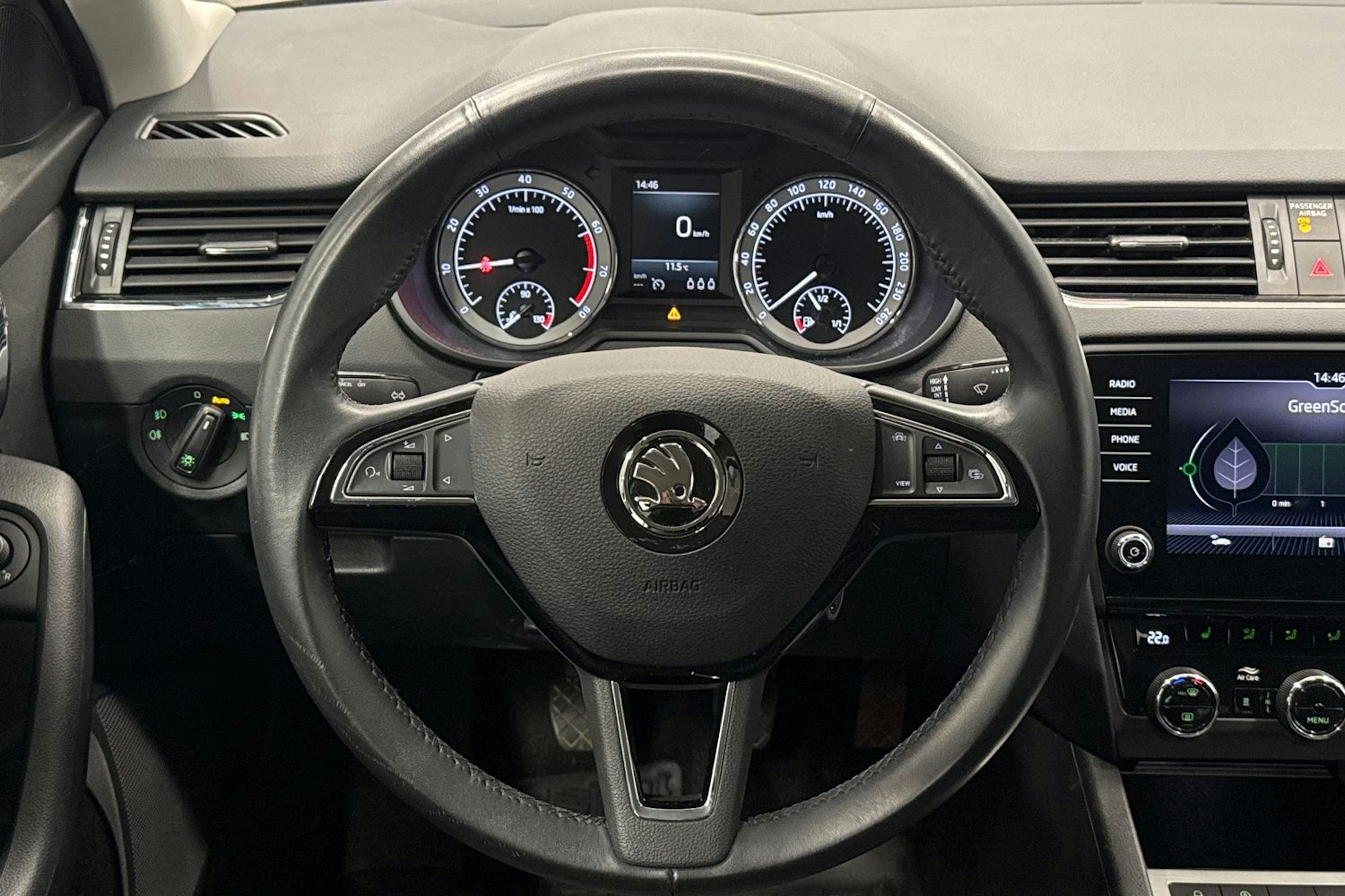 musta Skoda Octavia 2020 kuva 14.
