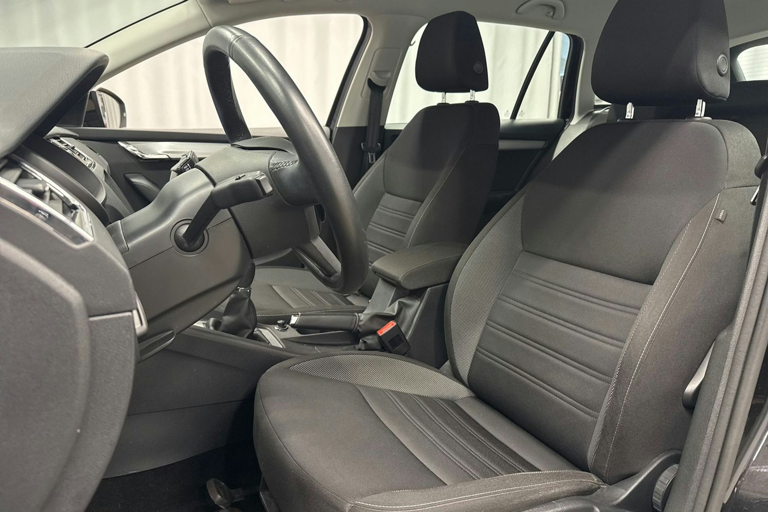 musta Skoda Octavia 2020 kuva 23.