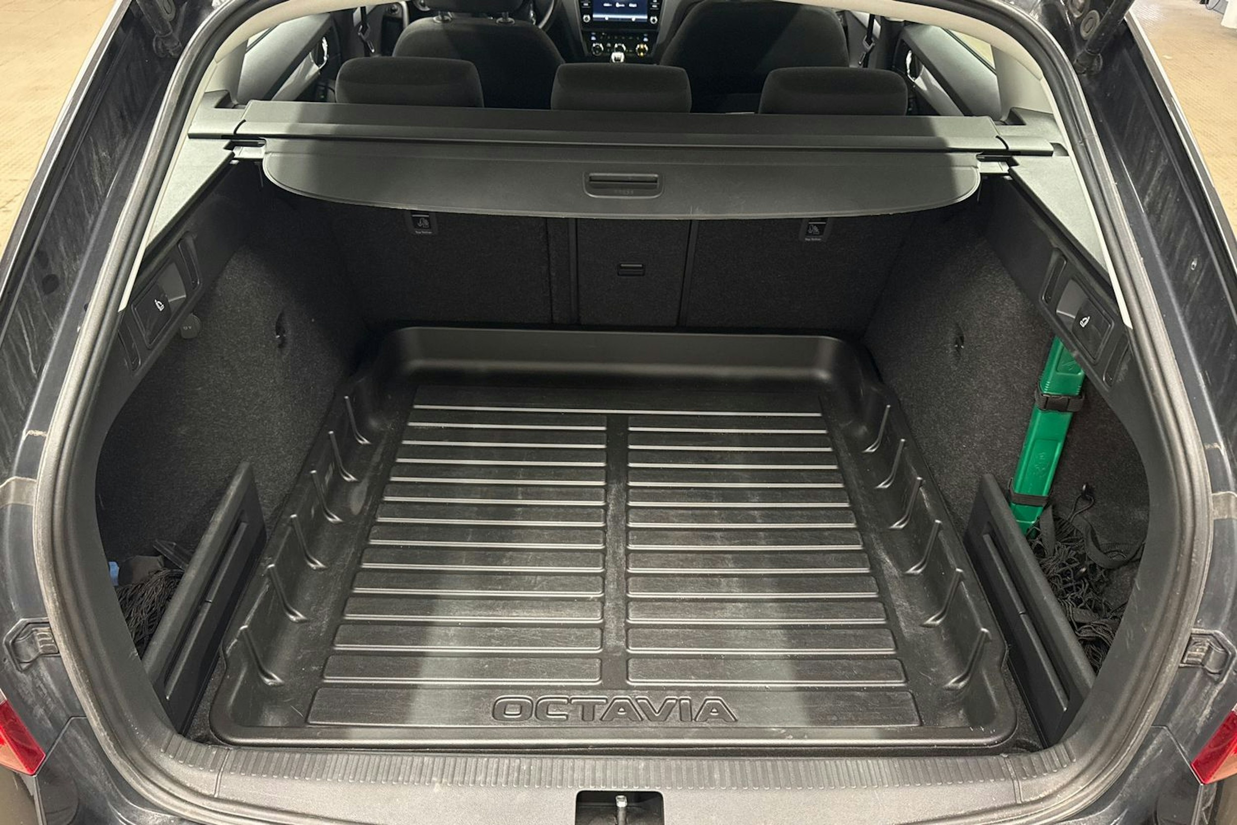 musta Skoda Octavia 2020 kuva 24.