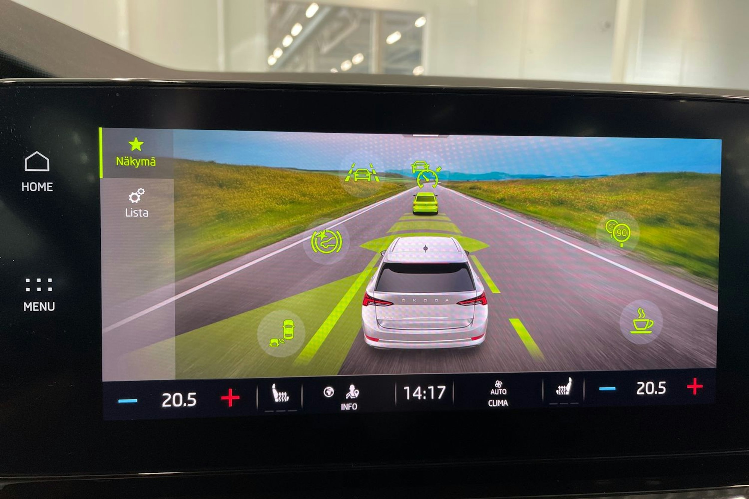 valkoinen Skoda Octavia 2020 kuva 32.