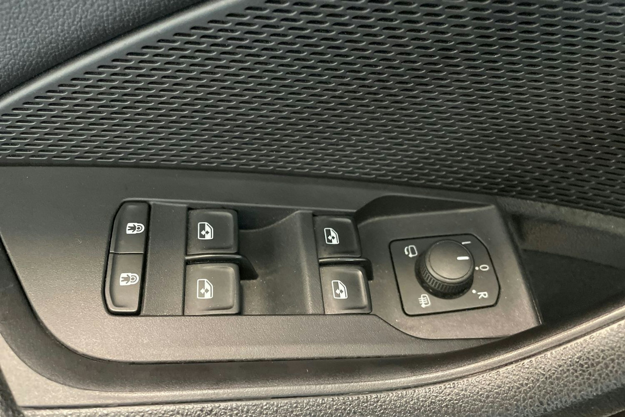 valkoinen Skoda Octavia 2020 kuva 39.