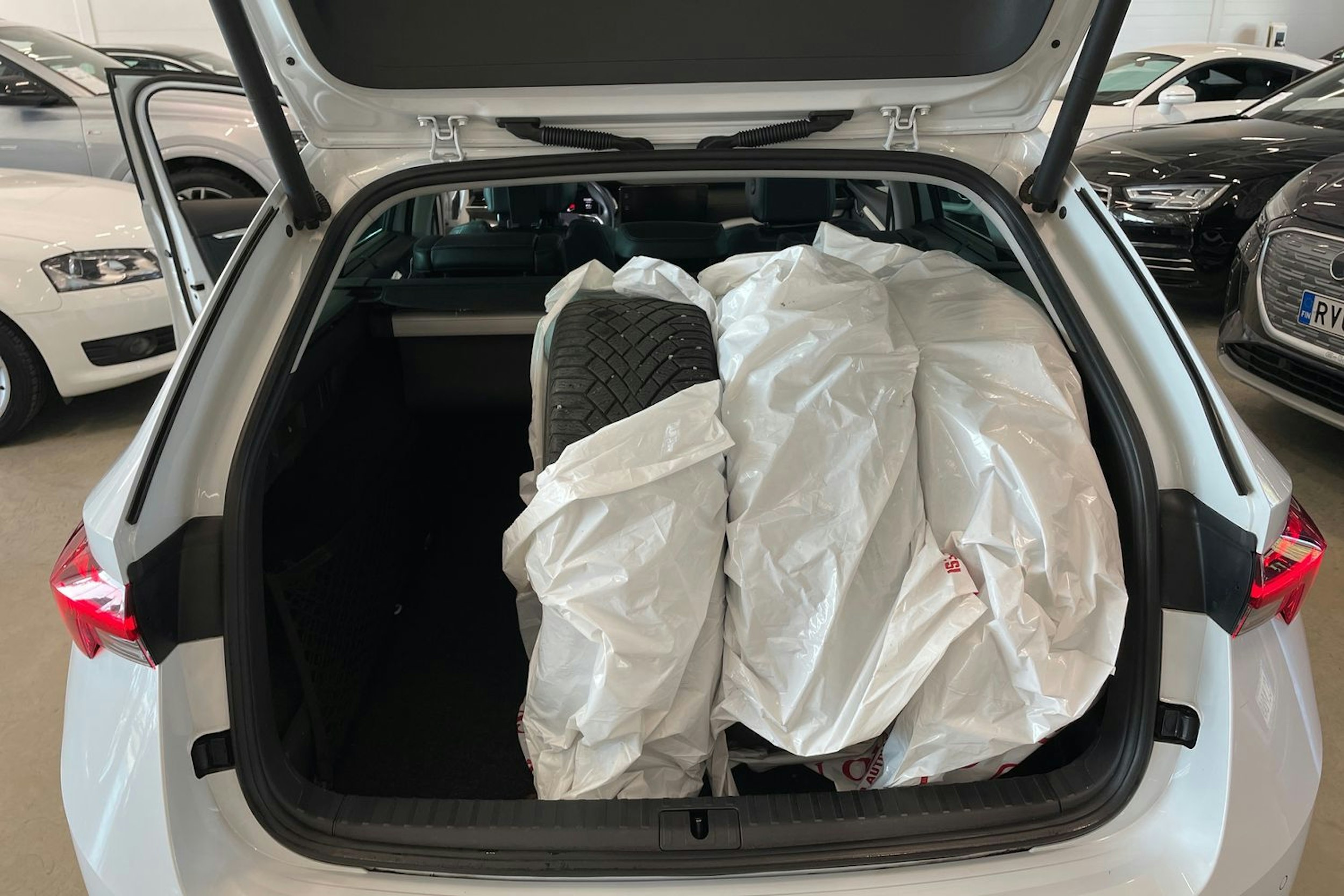 valkoinen Skoda Octavia 2020 kuva 42.