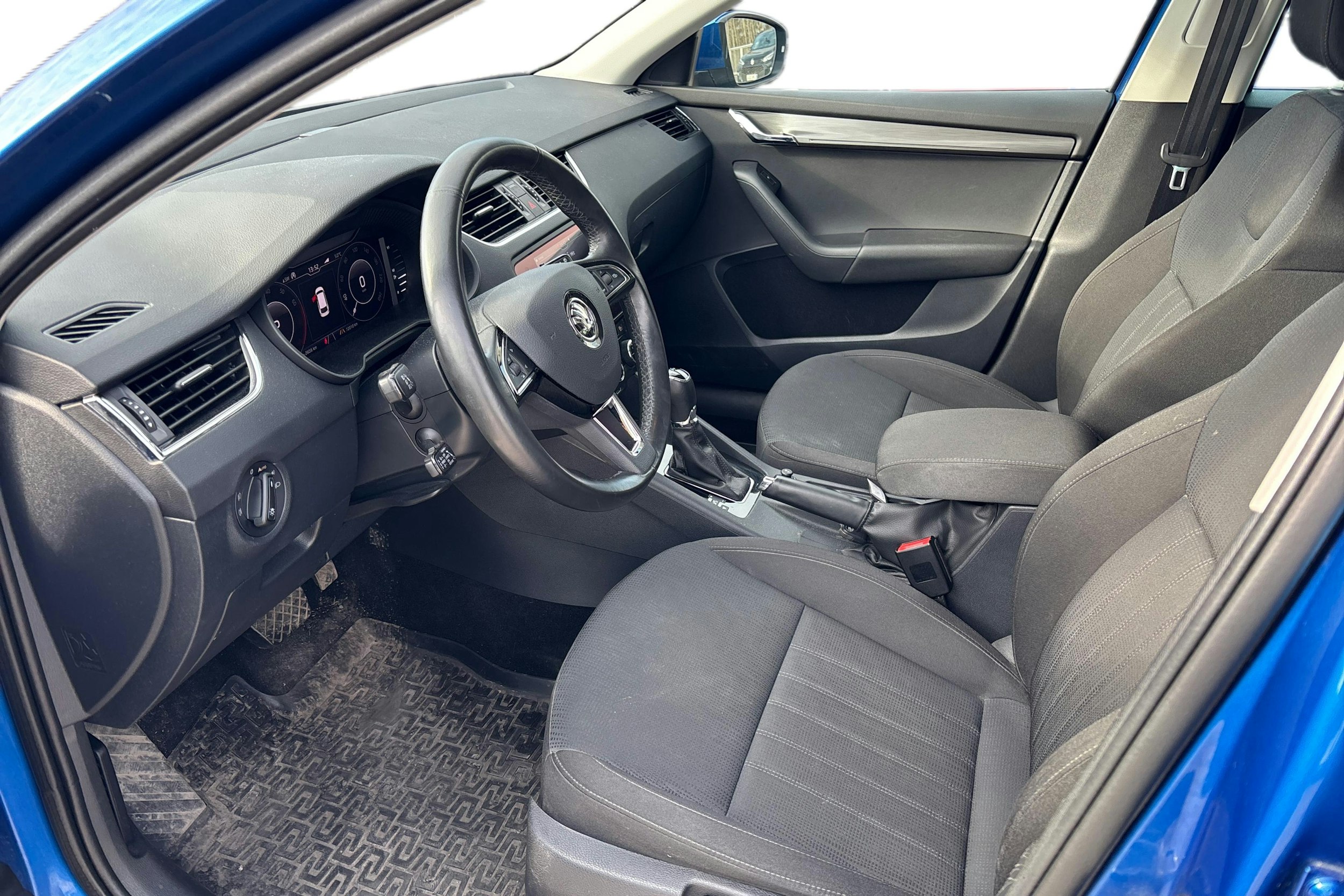 sininen Skoda Octavia 2020 kuva 3.