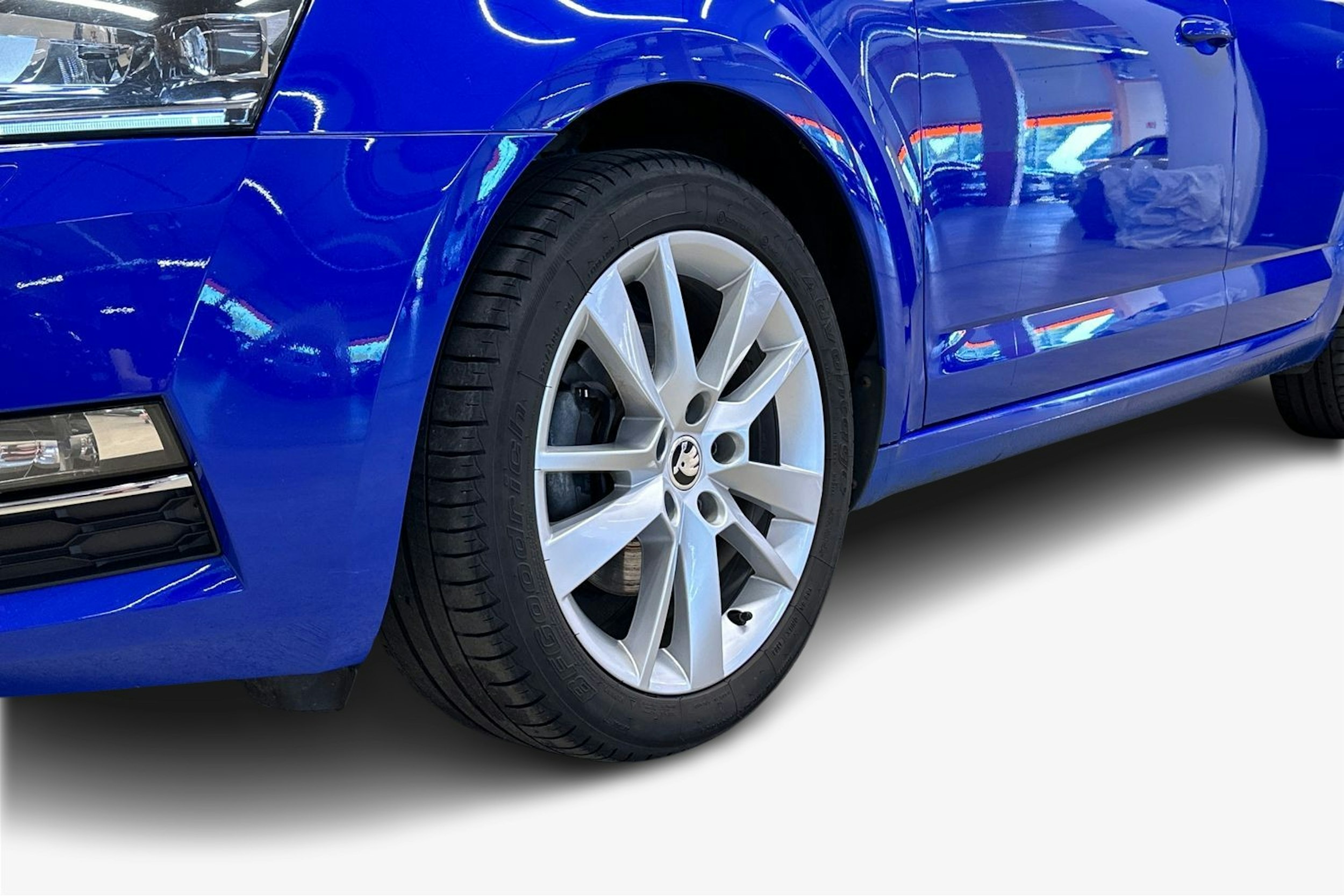 sininen Skoda Octavia 2020 kuva 7.