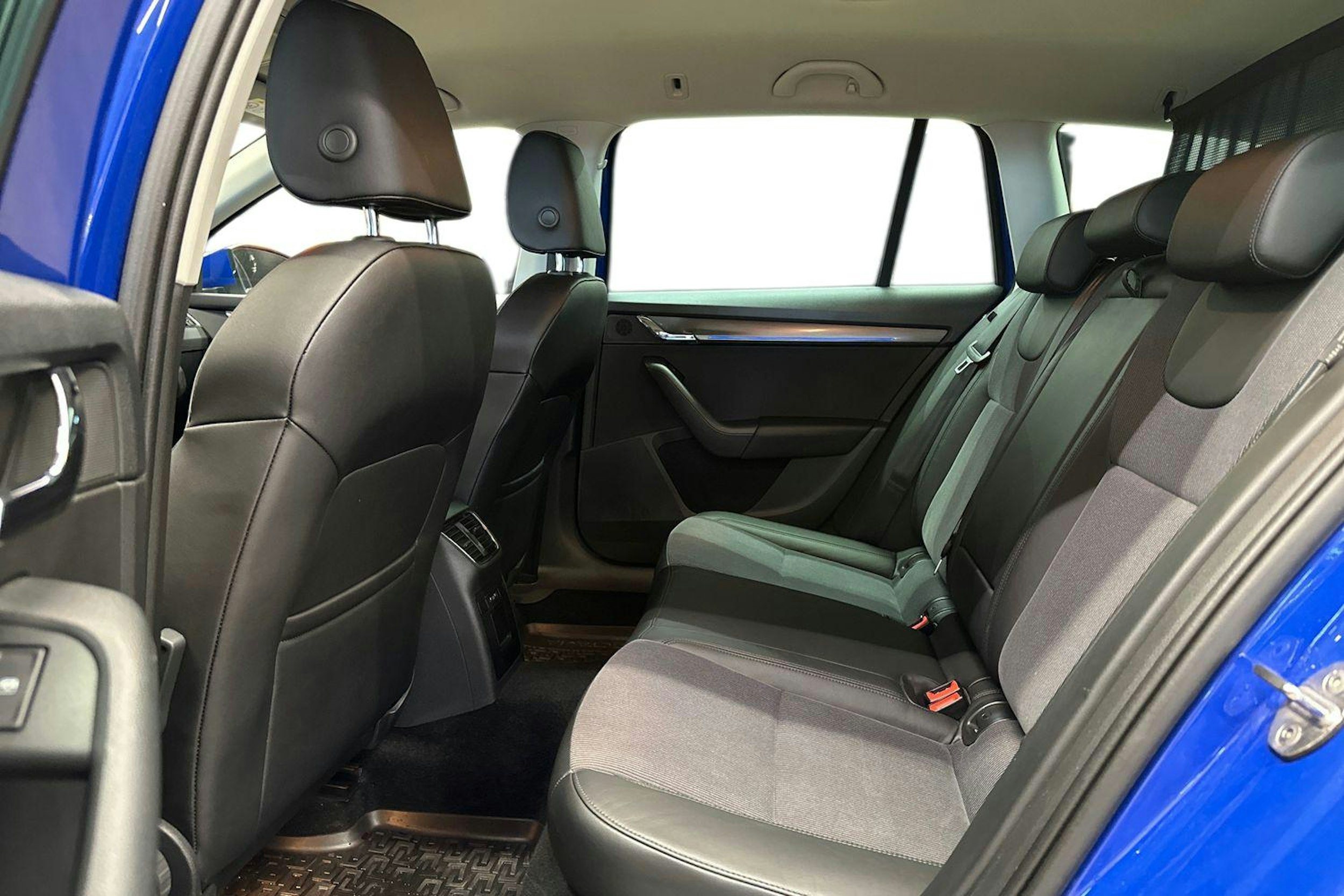 sininen Skoda Octavia 2020 kuva 12.