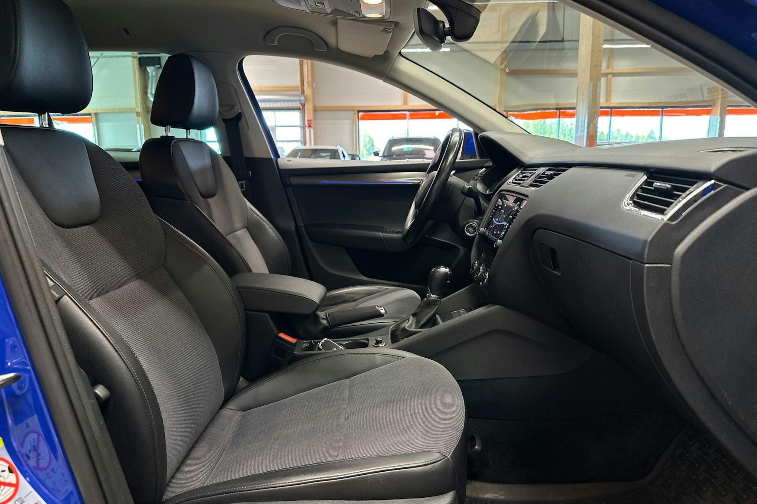 sininen Skoda Octavia 2020 kuva 14.
