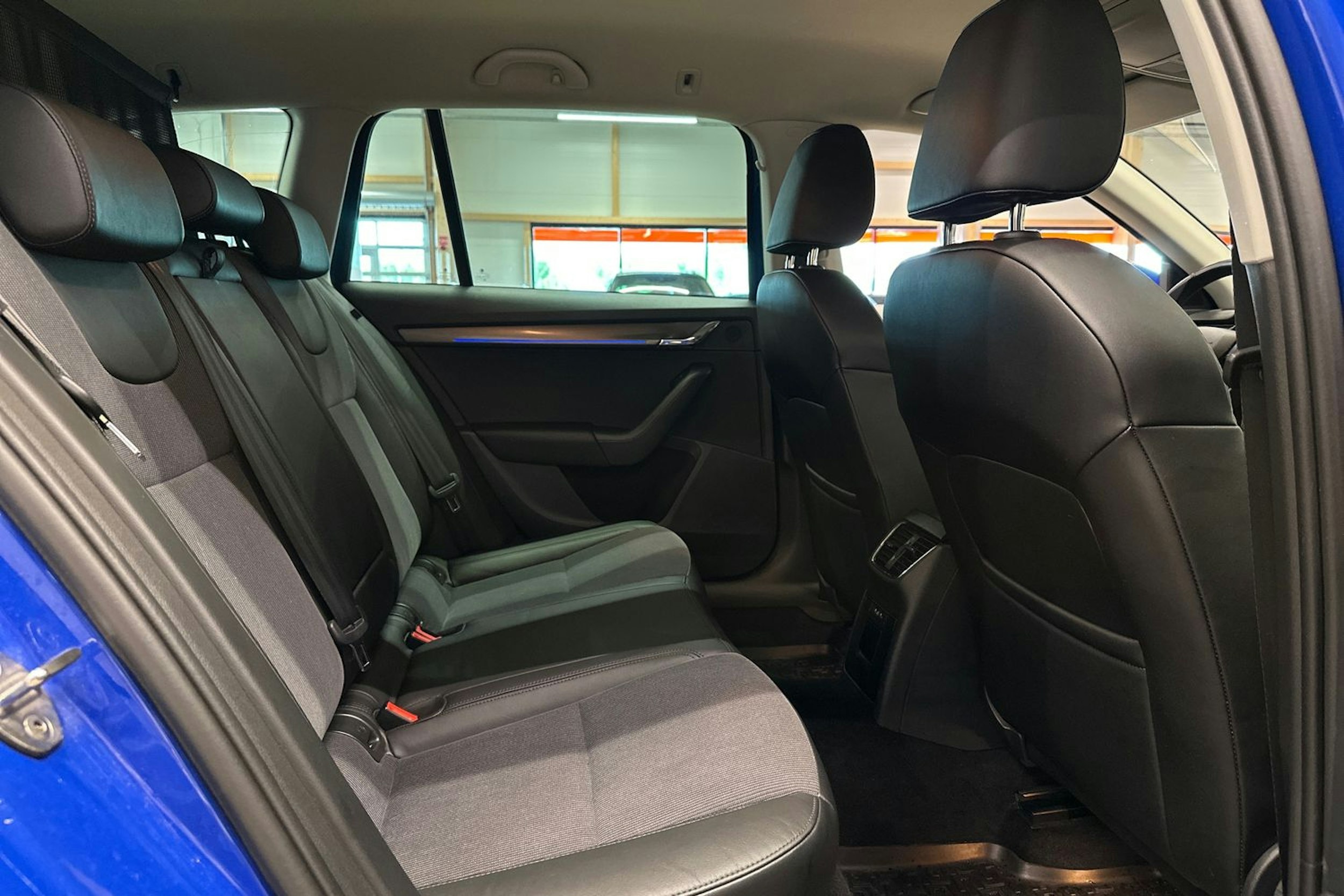 sininen Skoda Octavia 2020 kuva 15.