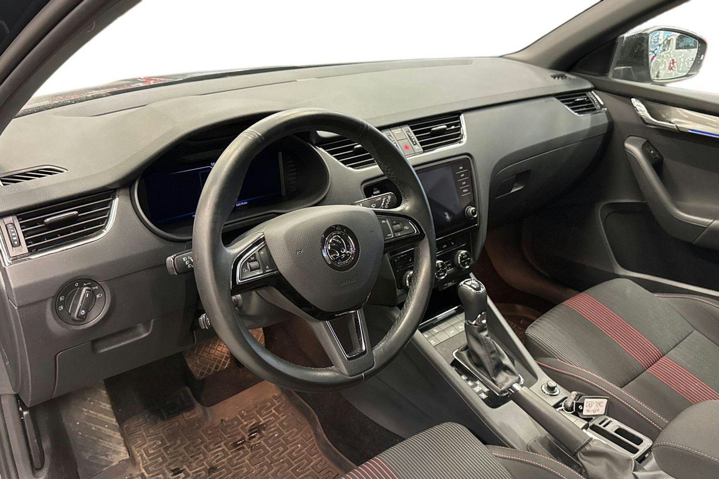 harmaa Skoda Octavia 2020 kuva 3.