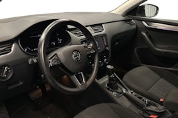 musta Skoda Octavia 2020 kuva 6.