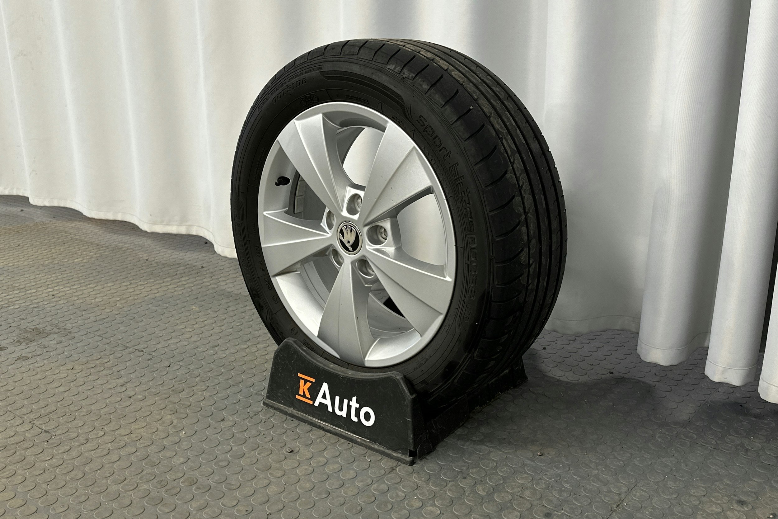 musta Skoda Octavia 2020 kuva 10.