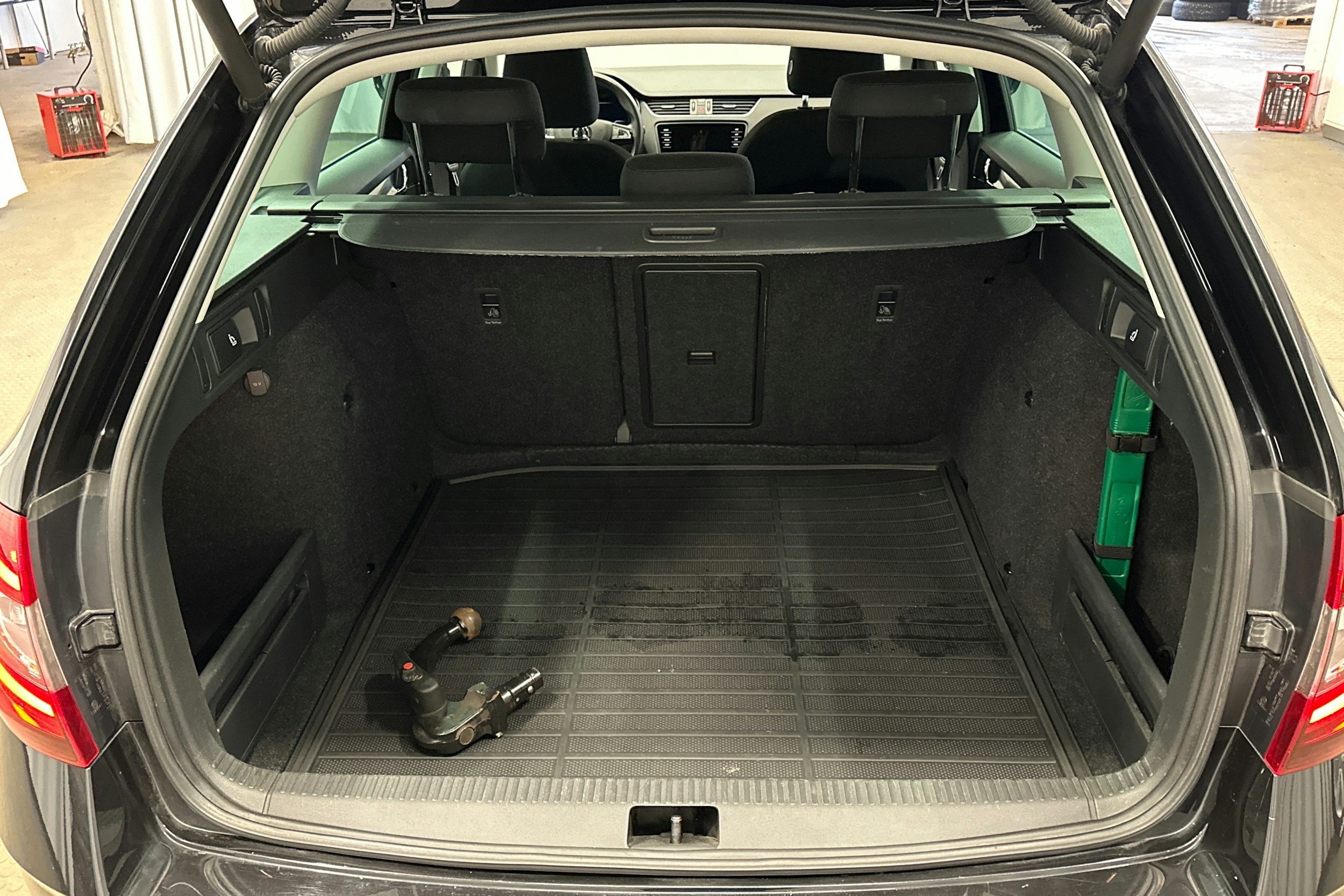 musta Skoda Octavia 2020 kuva 11.