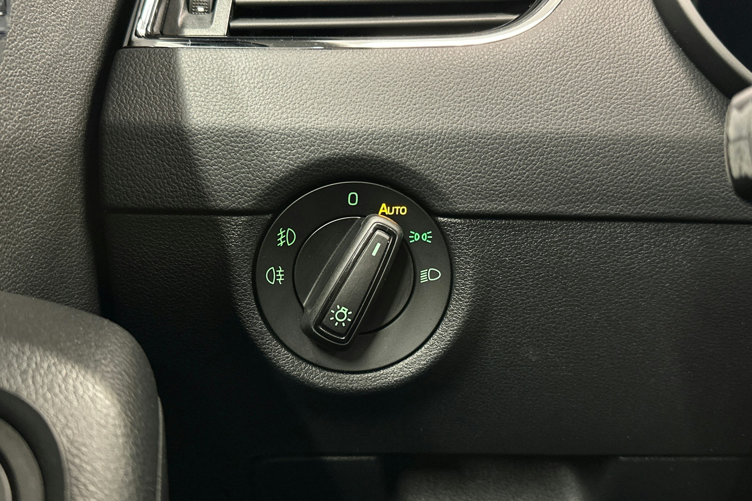 musta Skoda Octavia 2020 kuva 17.