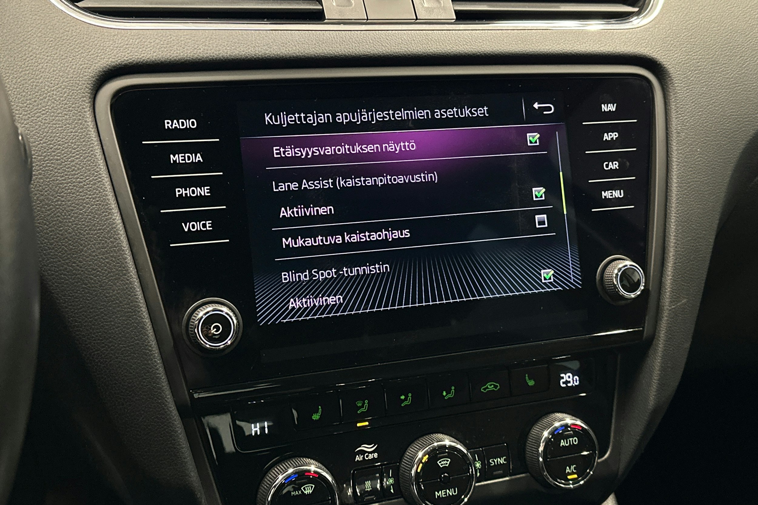 musta Skoda Octavia 2020 kuva 22.