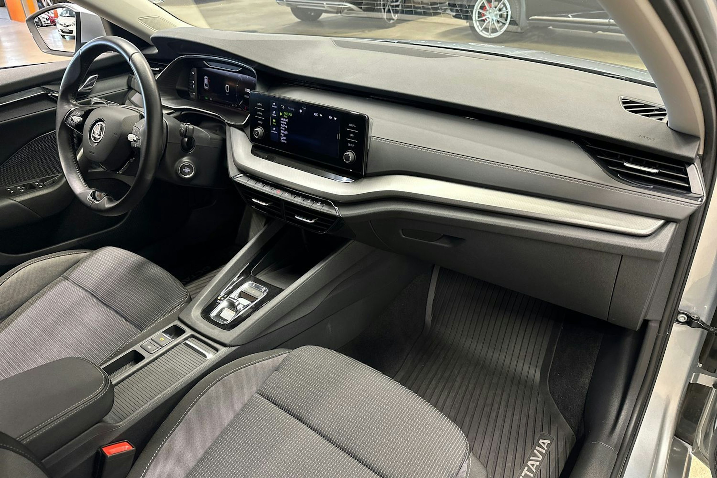 harmaa Skoda Octavia 2020 kuva 12.