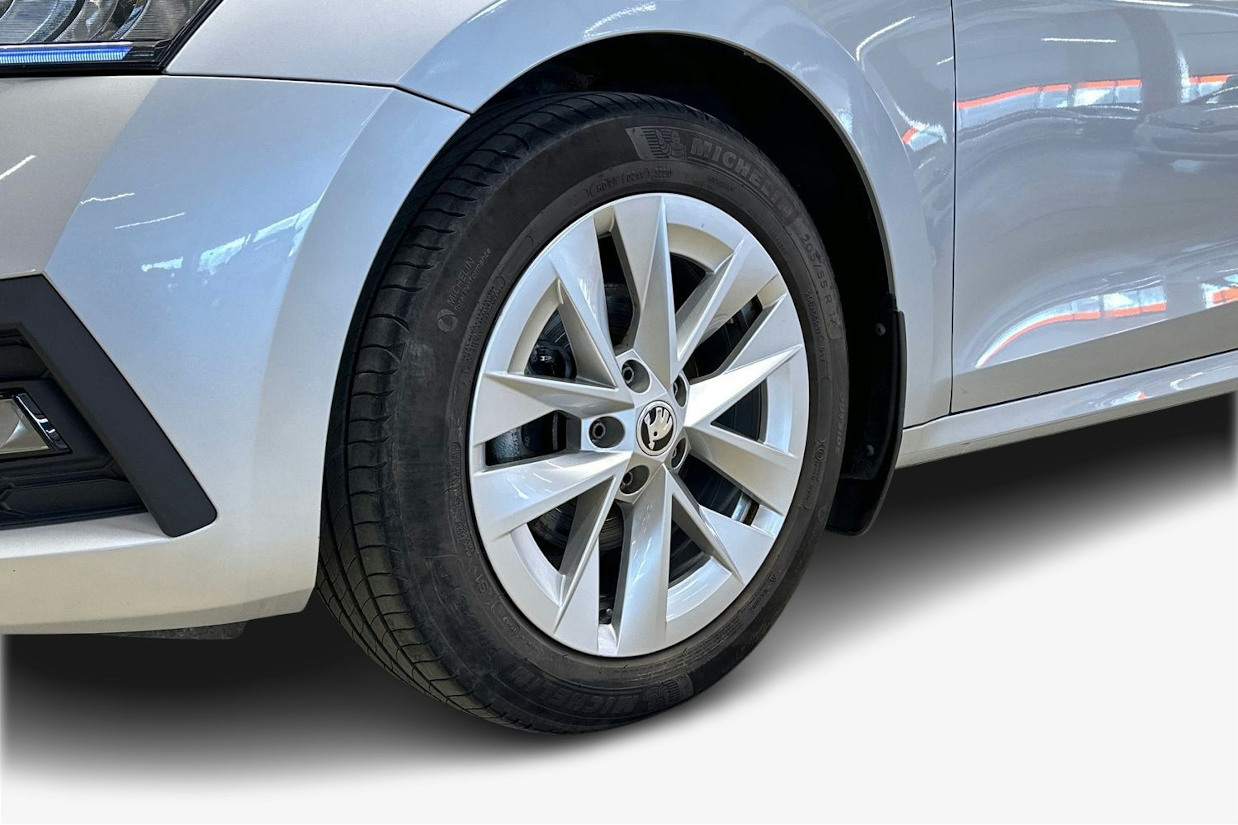 harmaa Skoda Octavia 2020 kuva 16.