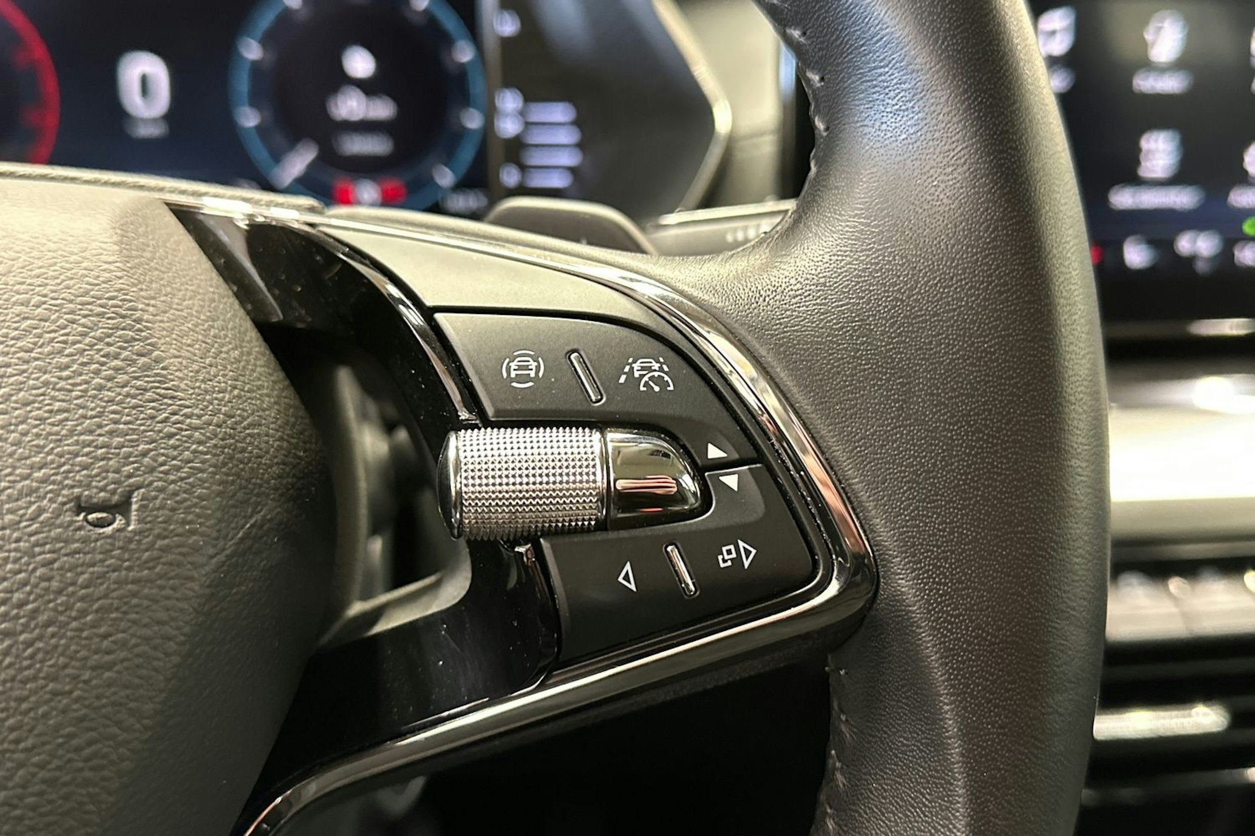 harmaa Skoda Octavia 2020 kuva 27.