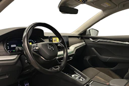 valkoinen Skoda Octavia 2021 kuva 6.