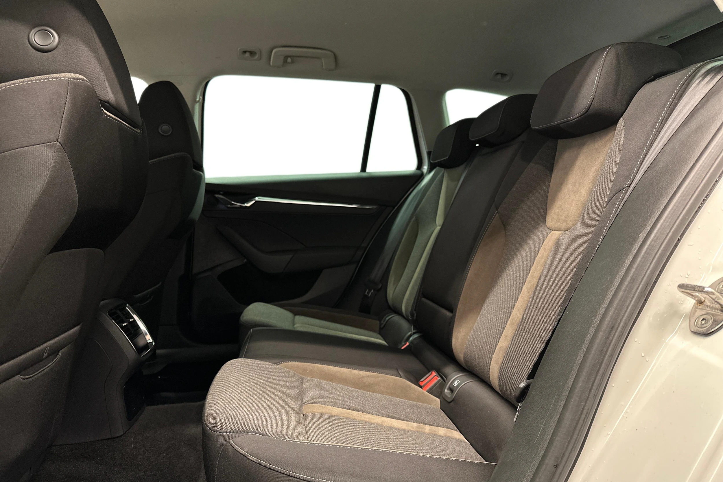 valkoinen Skoda Octavia 2021 kuva 8.