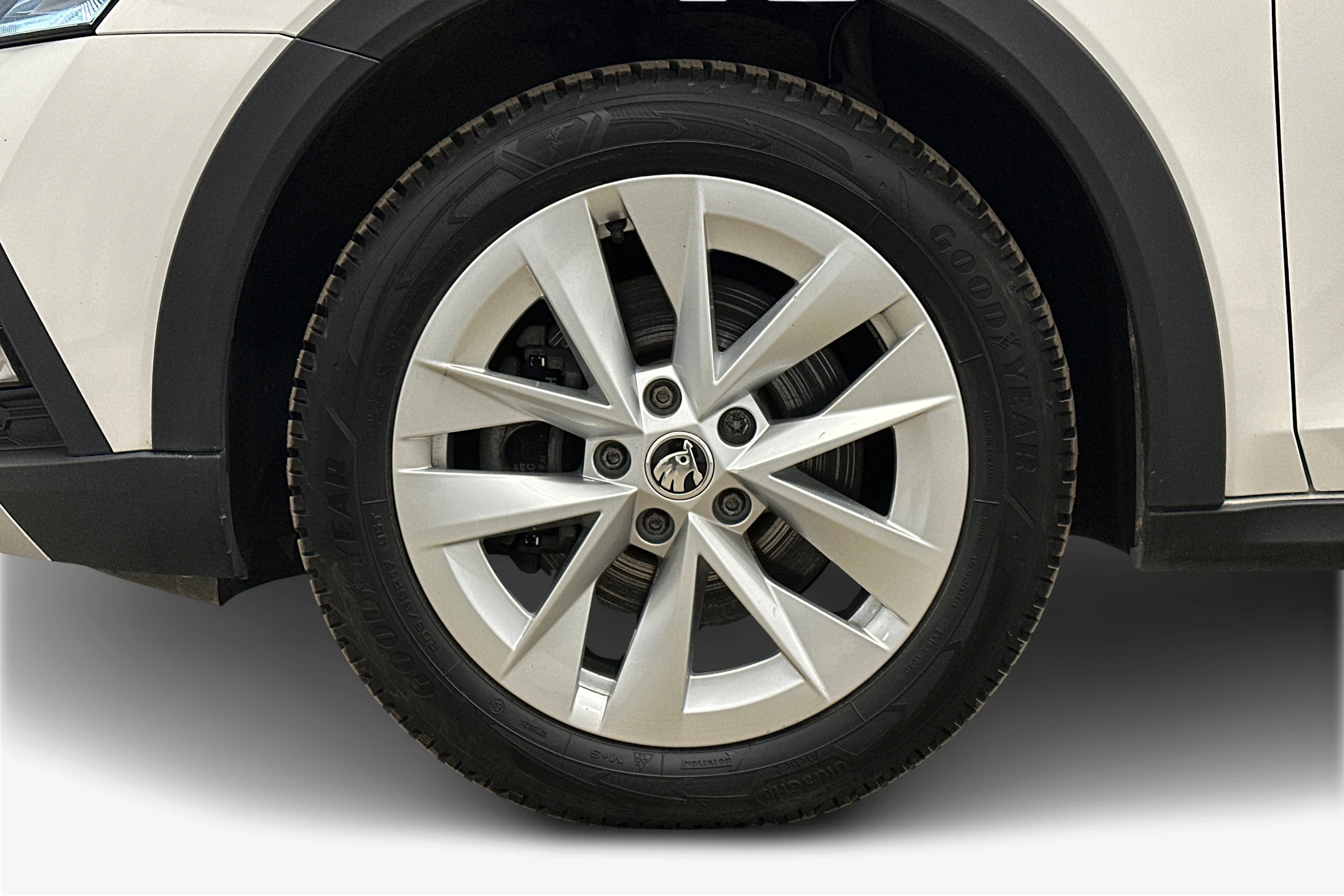 valkoinen Skoda Octavia 2021 kuva 9.