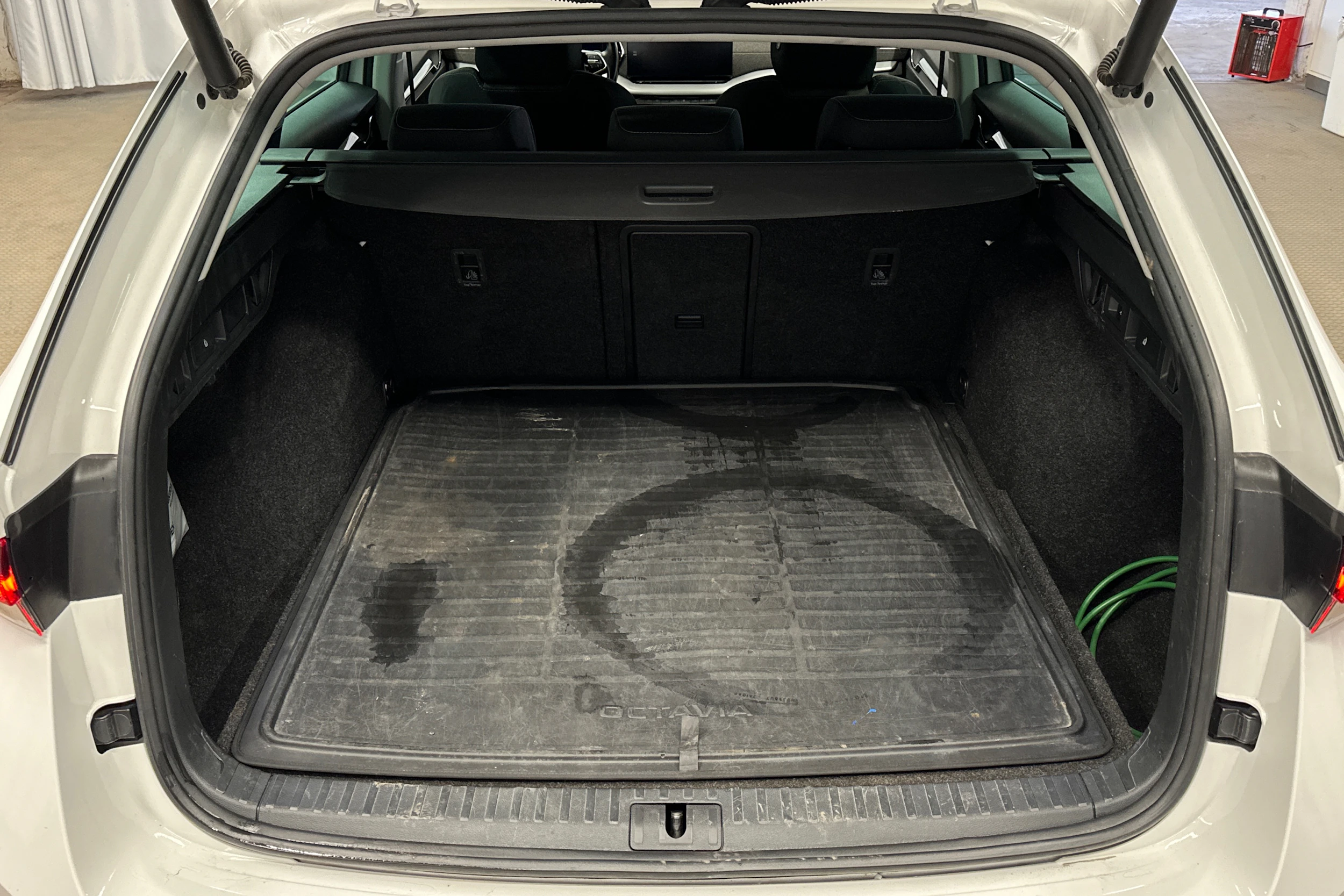 valkoinen Skoda Octavia 2021 kuva 11.