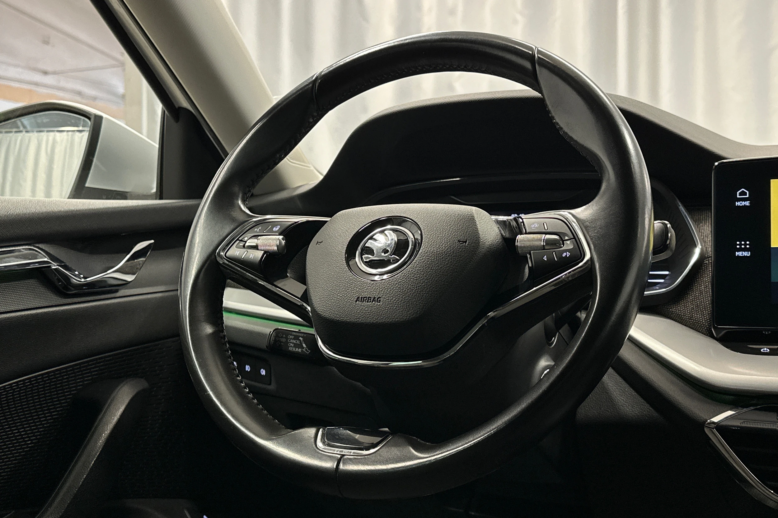 valkoinen Skoda Octavia 2021 kuva 15.