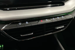 valkoinen Skoda Octavia 2021 kuva 25.