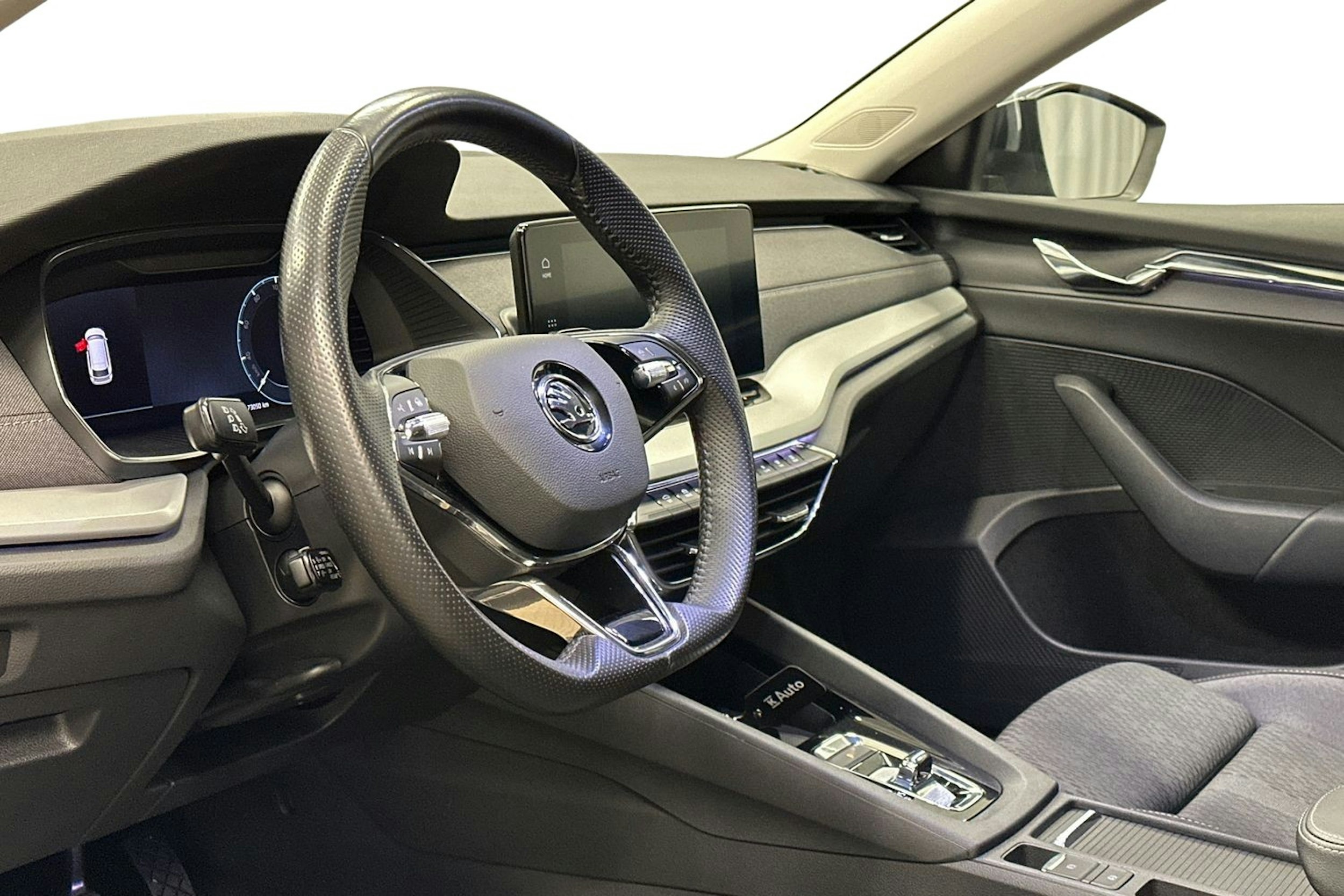 harmaa Skoda Octavia 2021 kuva 7.