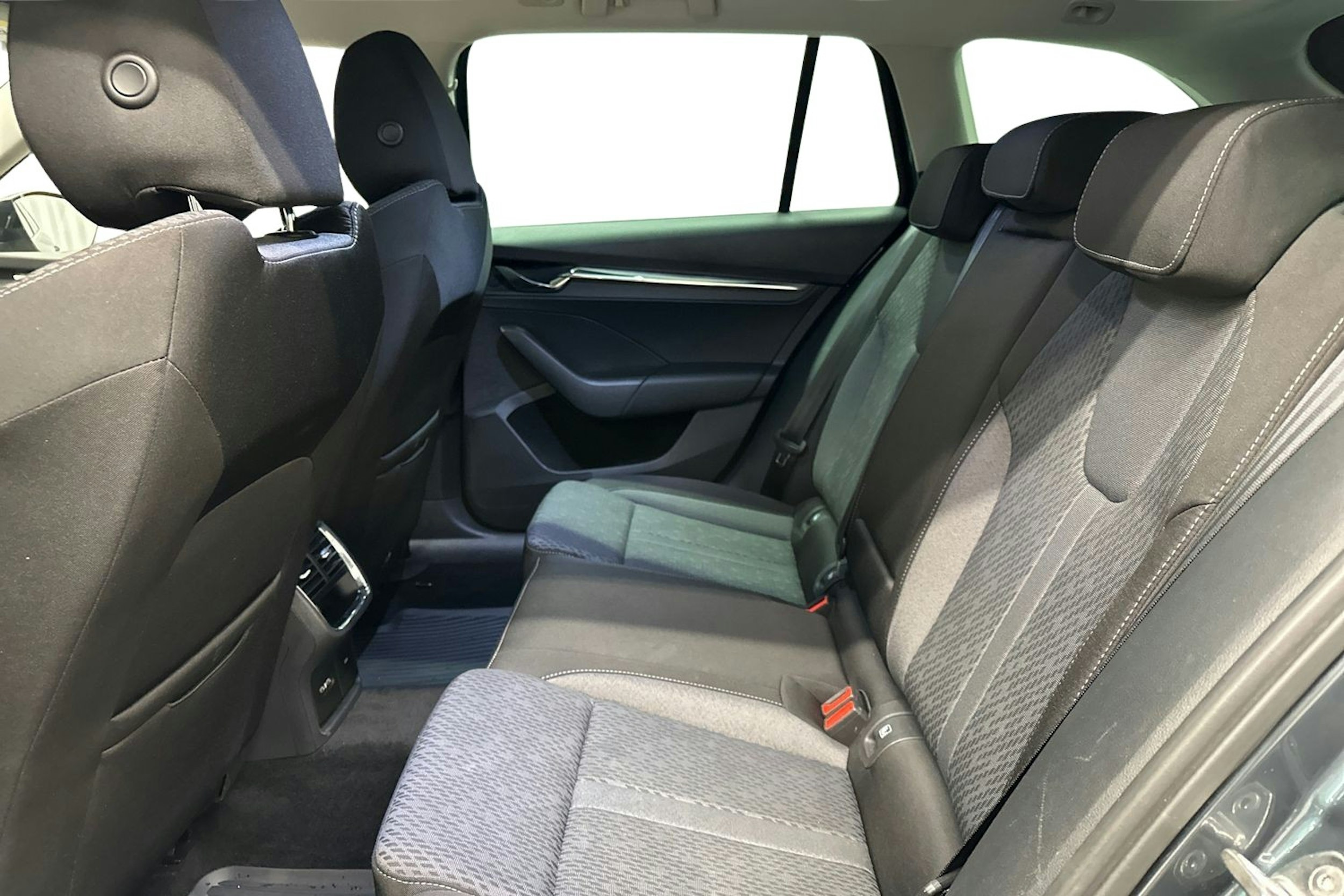 harmaa Skoda Octavia 2021 kuva 10.