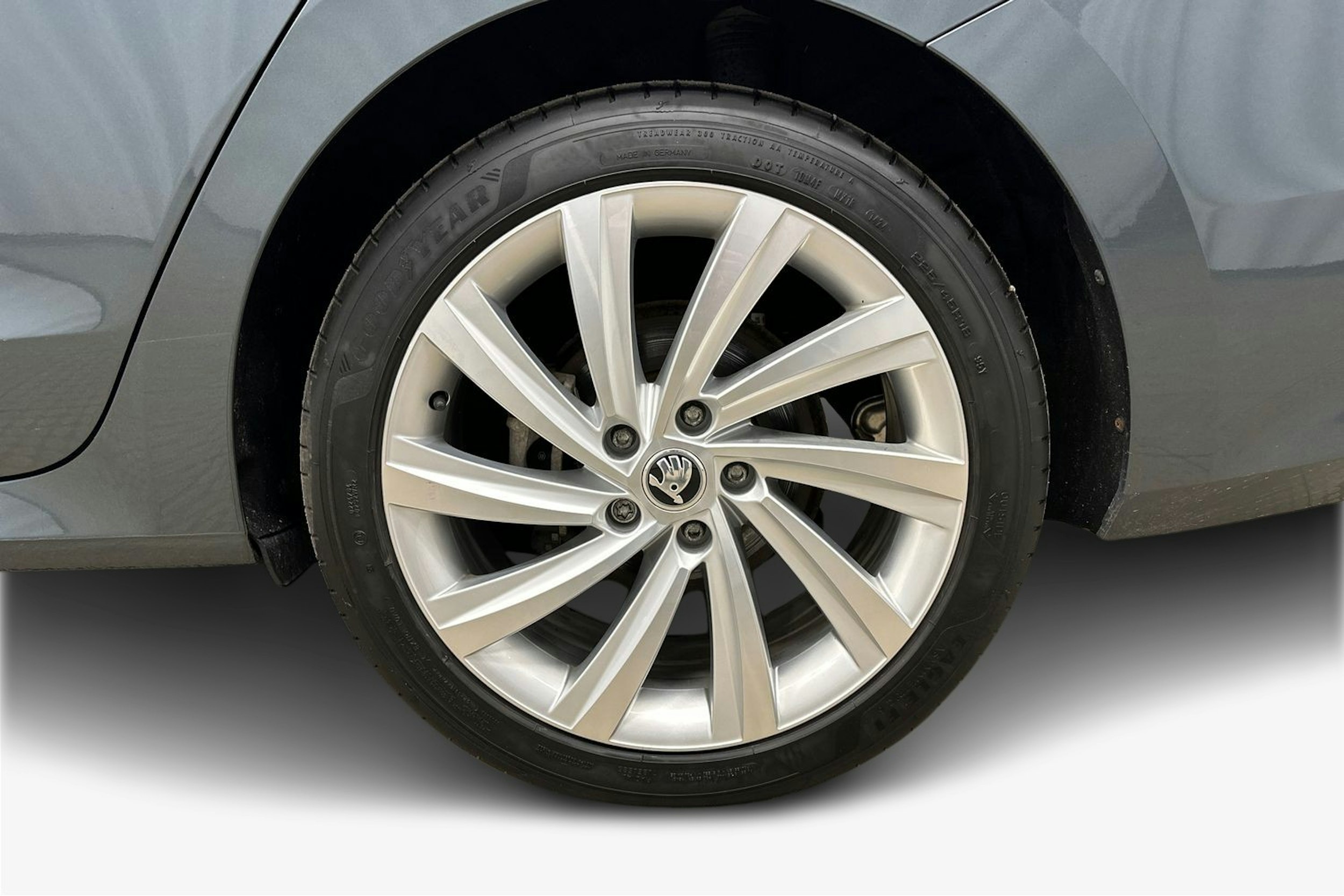 harmaa Skoda Octavia 2021 kuva 11.