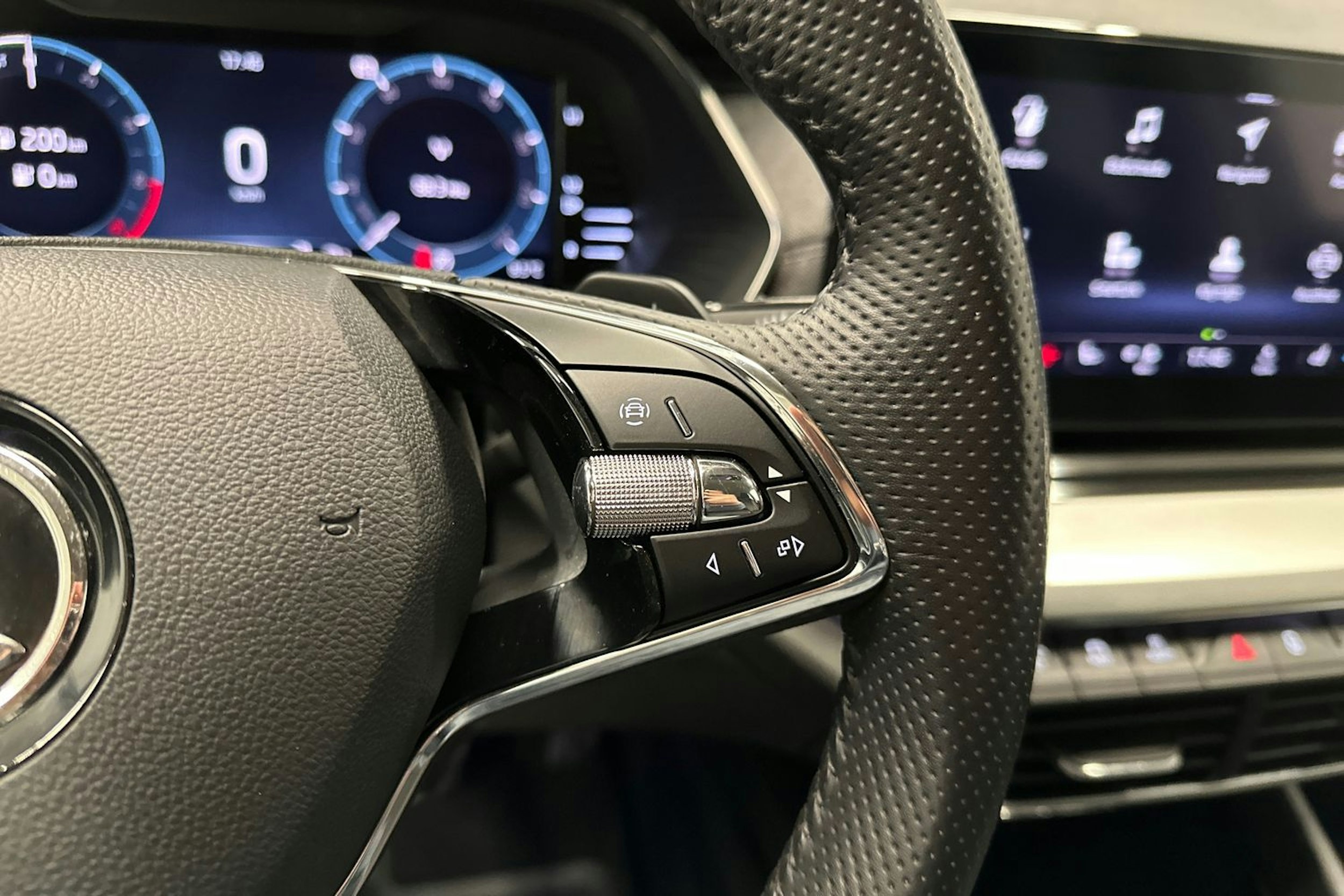 harmaa Skoda Octavia 2021 kuva 15.