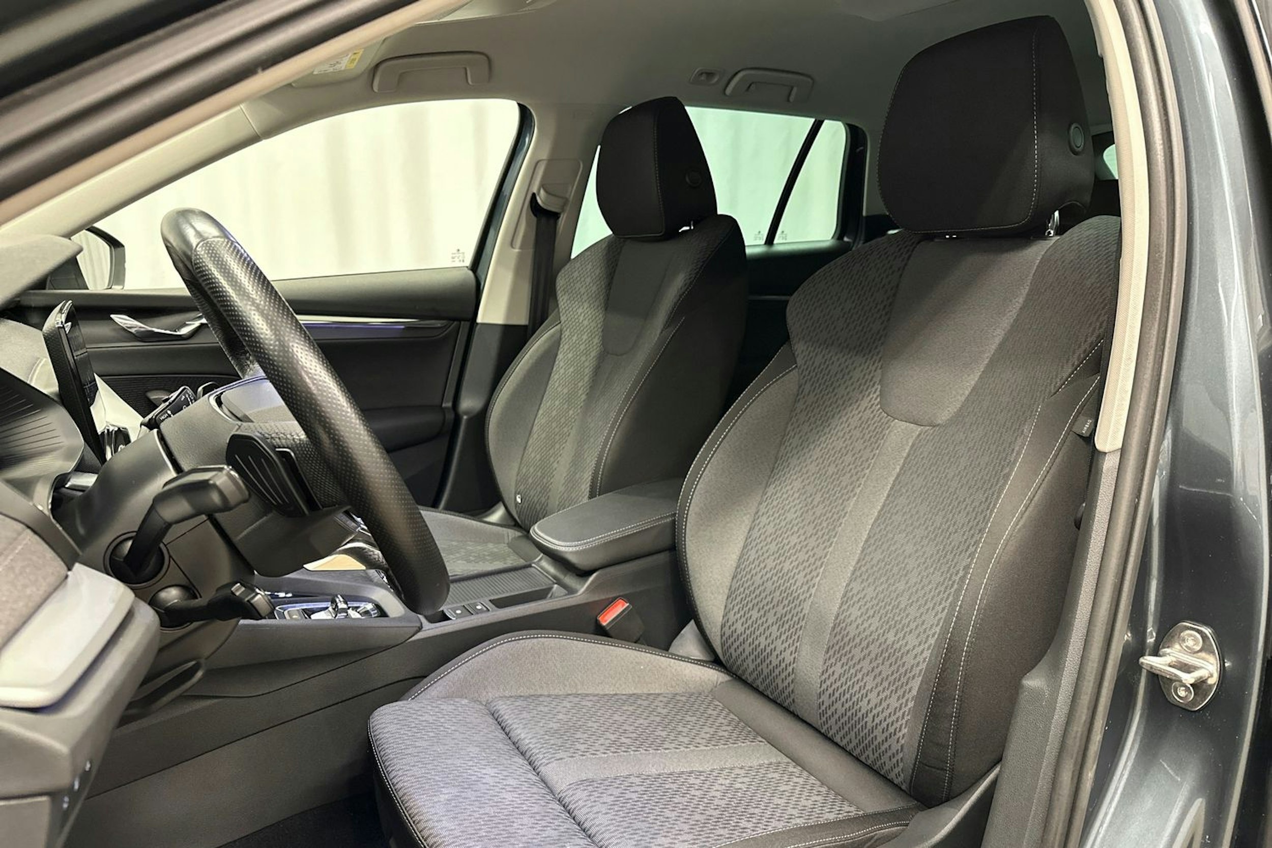 harmaa Skoda Octavia 2021 kuva 27.