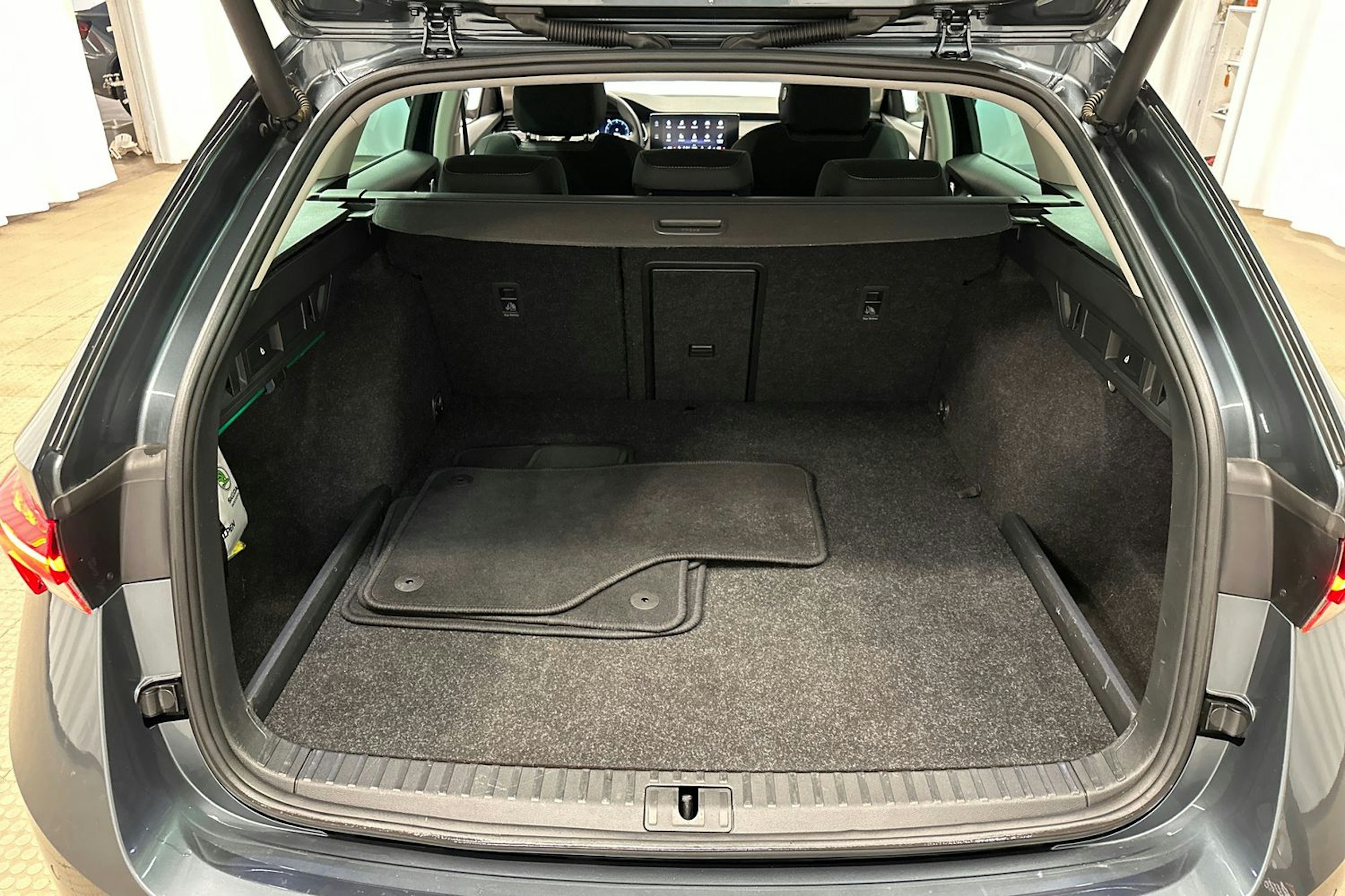 harmaa Skoda Octavia 2021 kuva 29.