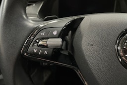 sininen Skoda Octavia 2021 kuva 16.